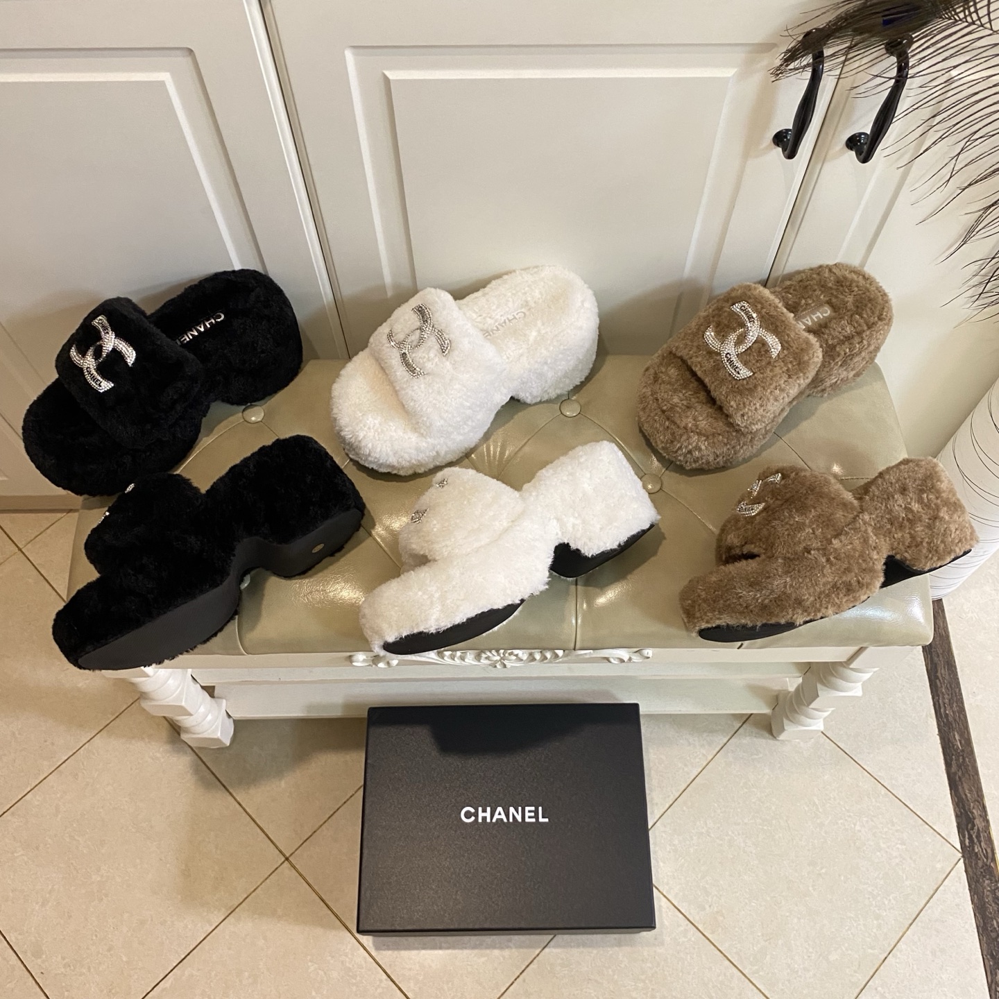 NO:681261,, Chanel Chanel's new fur slippers, wool surface, upper with rhinestones and double C buckles, wool lining, heel height about 8cm, front height about 6cm, original private mold rubber outsole, size 35-40, slippers, chanel, chanel, slippers19860909,香奈儿Chanel新款毛拖,羊毛面,鞋面镶嵌水钻双C大扣,羊毛里,后跟高约8cm,前高约6cm,原版私模橡胶大底,35-40码,拖鞋,chanel,chanel,slippers,Women's Shoes