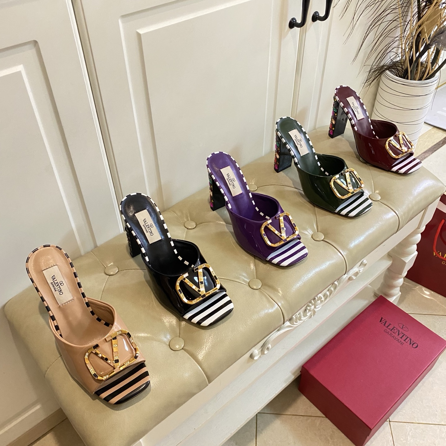 NO:681224,Rubber outsole, genuine leather outsole, Valentino Valentino's new high-heeled slippers, patent leather surface, sheepskin lining, diamond-encrusted heel, heel height 10cm, 35-40 yards (41, 42 yards are custom-made and non-refundable), high-heeled shoes and slippers, valentino, valentino, high heels, slippers, sheepskin, Leather soles19860909橡胶大底,真皮大底,华伦天奴Valentino新款高跟拖鞋,漆皮面,羊皮里,镶钻跟,跟高10cm,35-40码(41,42码定做不退换),高跟鞋拖鞋,valentino,valentino,high heels,slippers,sheepskin,Leather soles,Women's Shoes