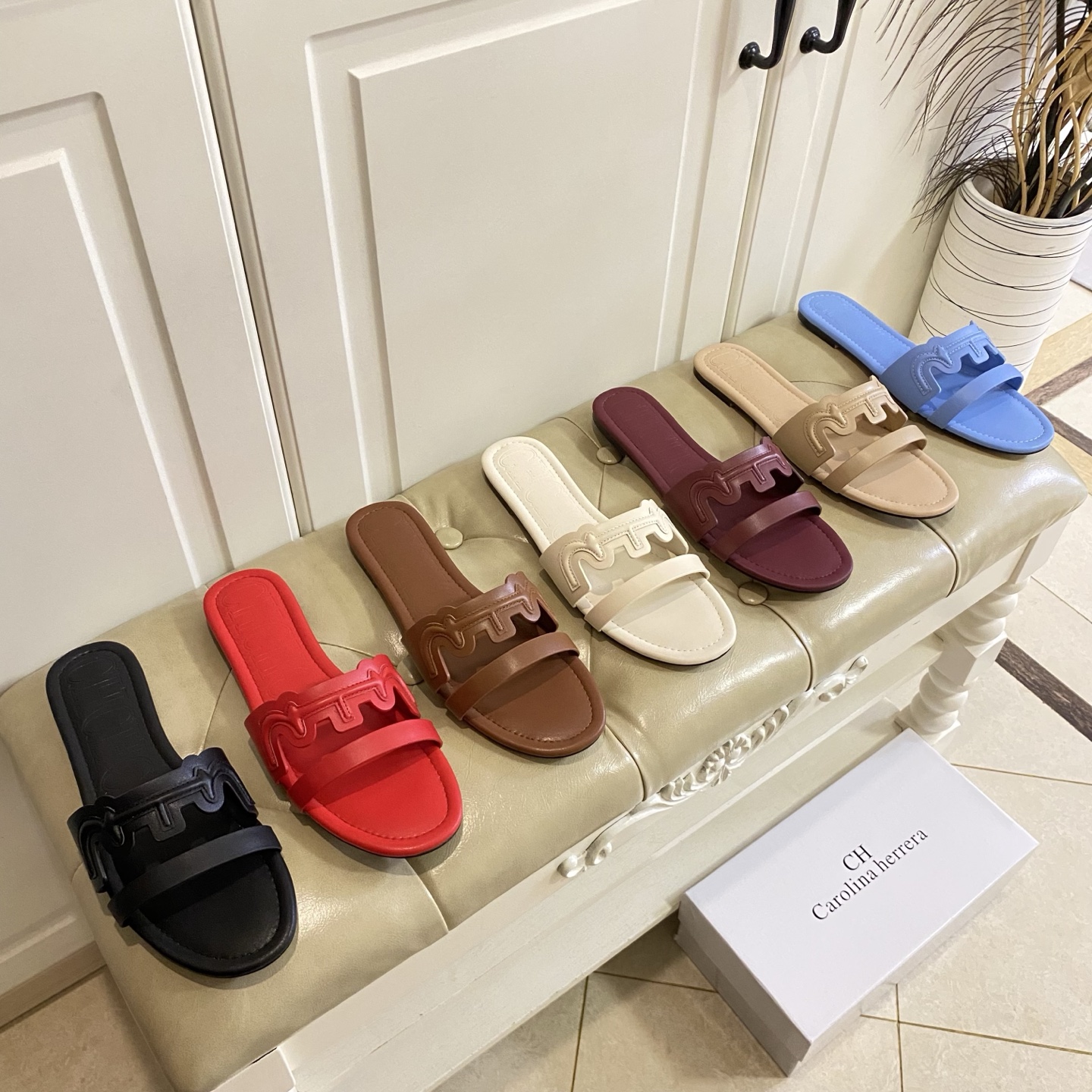 NO:681210,Rubber sole, custom-made leather outsole, new model of CH CaroLina.herrera, cowhide surface, sheepskin lining, sizes 35-43 (custom-made sizes 44 and 45 are non-refundable), slippers, slippers, cowhide, sheepskin, Leather soles19860909橡胶底,真皮大底定做,卡罗琳娜CH CaroLina.herrera新款,牛皮面,羊皮里,35-43码(44,45码定做不退换),拖鞋,slippers,cowhide,sheepskin,Leather soles,Women's Shoes