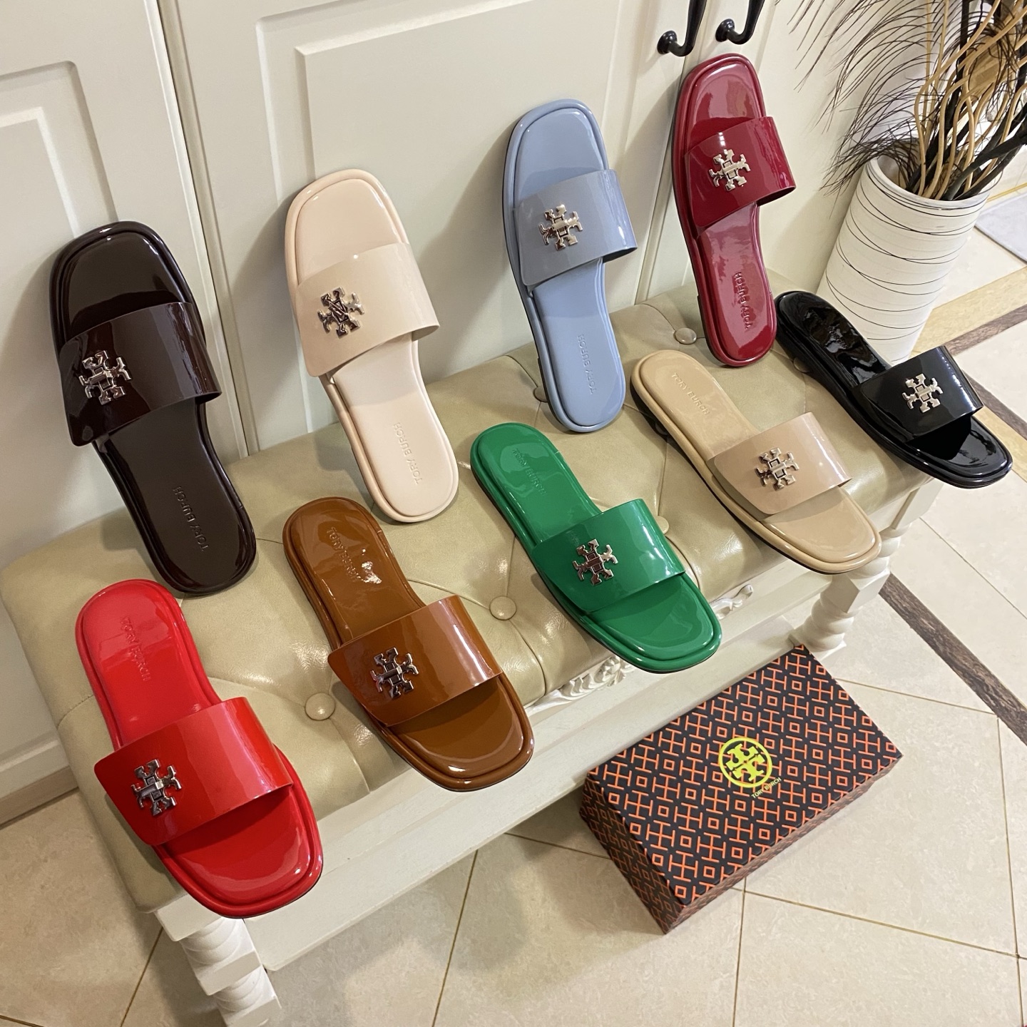 NO:681250,Rubber sole, custom-made leather sole, Tory Burch's new slippers, patent leather surface, sheepskin lining, sizes 35-43 (44, 45 custom-made, non-refundable, buy with caution), slippers, burberry, slippers, sheepskin19860909橡胶底,真皮底定做,托里伯奇Tory Burch新款拖鞋,漆皮面,羊皮里,35-43码(44,45定做不退换,慎购),拖鞋,burberry,slippers,sheepskin,Women's Shoes