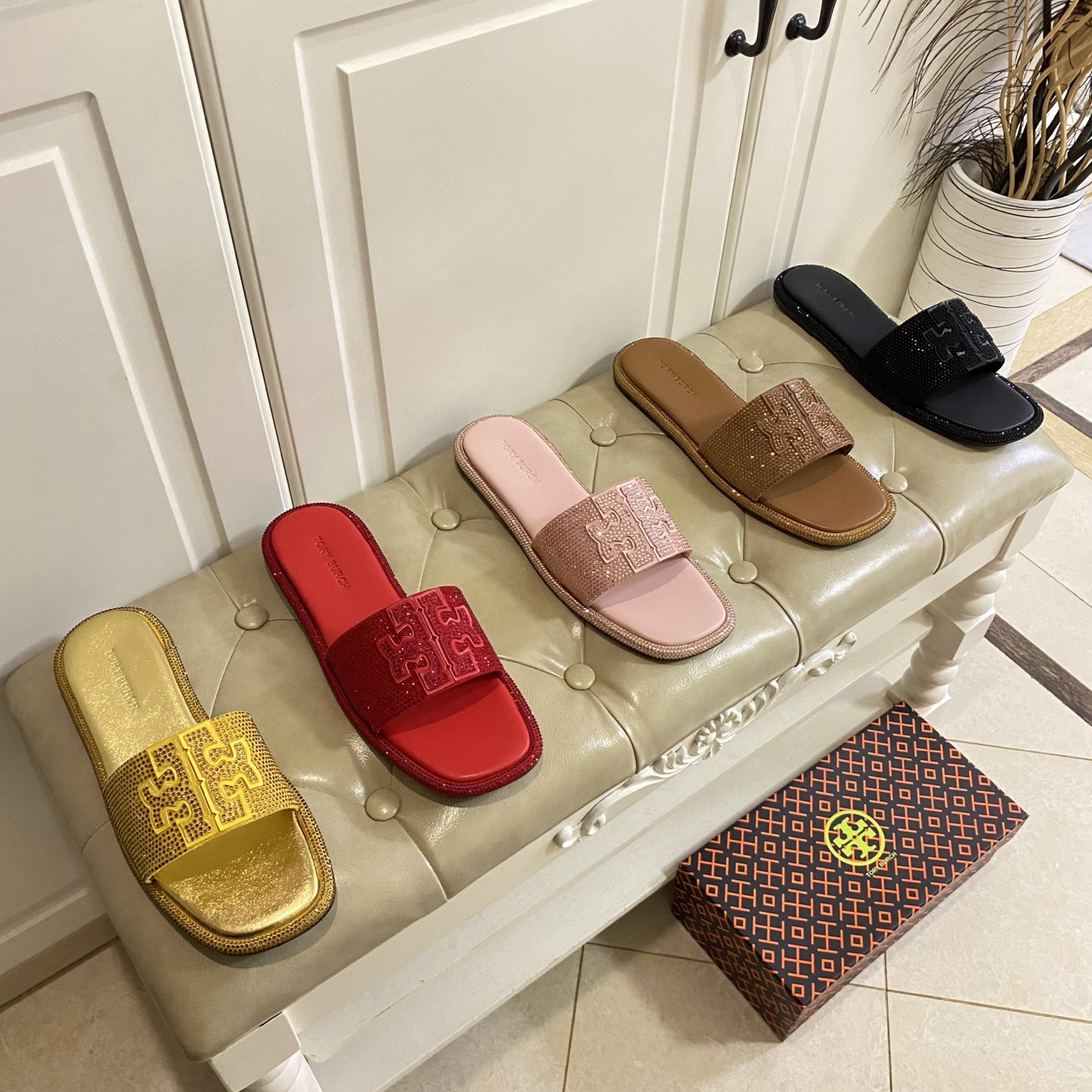 NO:681252,Rubber sole, custom-made leather sole, Tory Burch's new slippers, diamond surface, sheepskin lining, sizes 35-43 (44, 45 customized, non-returnable, buy with caution), slippers, burberry, slippers, sheepskin19860909橡胶底,真皮底定做,托里伯奇Tory Burch新款拖鞋,钻面,羊皮里,35-43码(44,45定做不退换,慎购),拖鞋,burberry,slippers,sheepskin,Women's Shoes