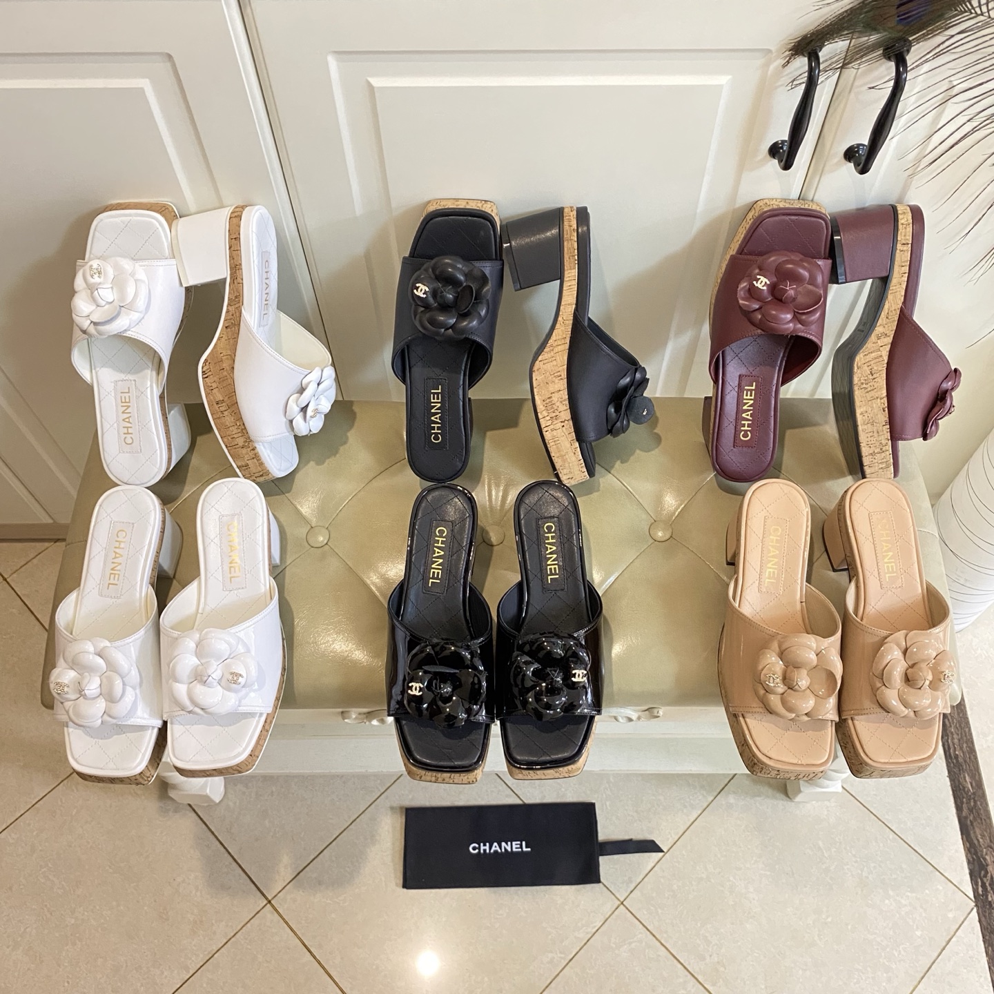 NO:681240,, Chanel Chanel's new thick-heeled slippers, patent leather/sheepskin surface, sheepskin lining, classic camellia buckle, leather outsole, heel height about 5cm, size 35-39 (40, 41, 42 sizes can be customized and non-returnable), slippers, chanel, chanel, slippers, sheepskin, Leather soles19860909,香奈儿Chanel 新款粗跟拖鞋,漆皮/羊皮面,羊皮里,经典山茶花扣饰,真皮大底,跟高约5cm,35-39码(40,41,42码可定做不退换),拖鞋,chanel,chanel,slippers,sheepskin,Leather soles,Women's Shoes