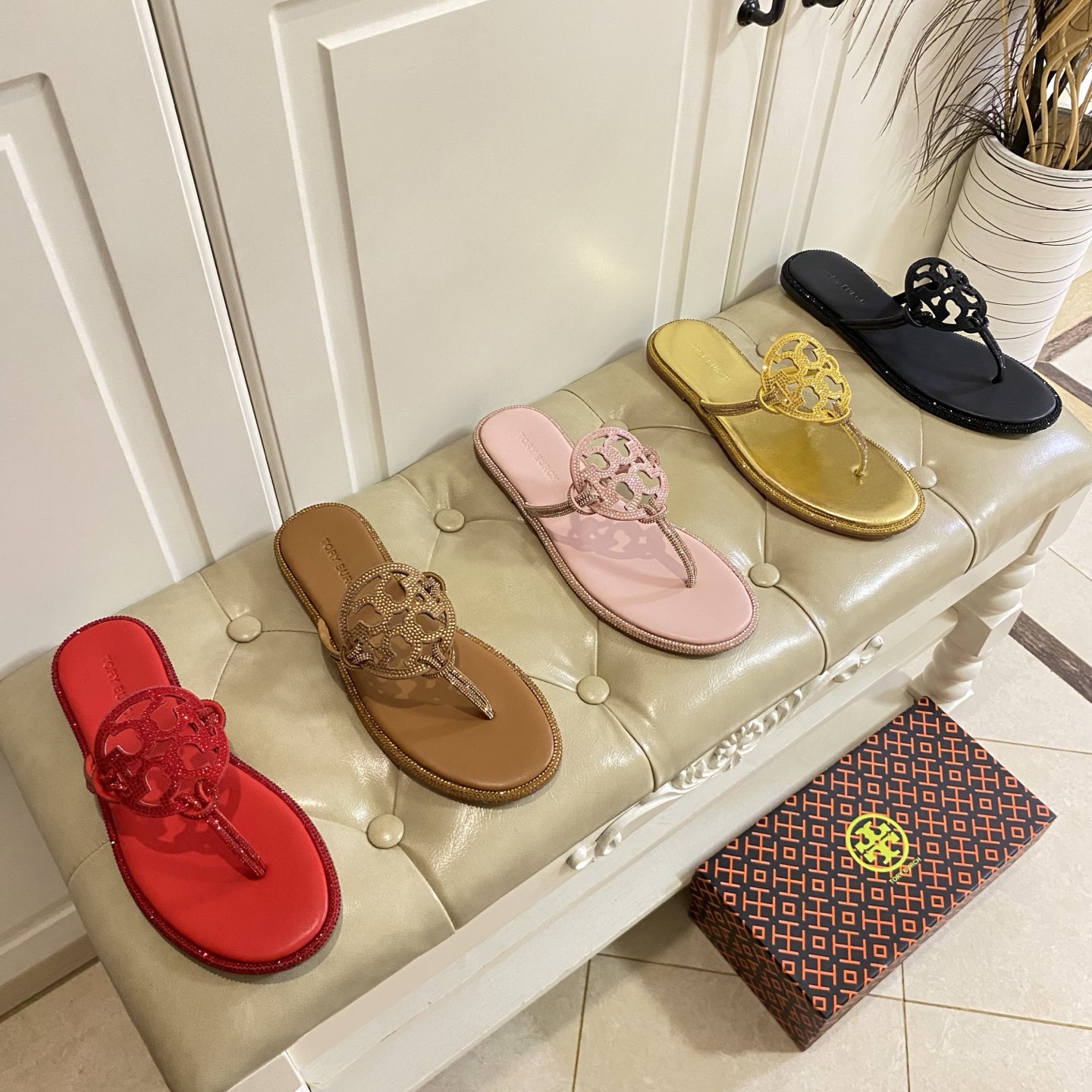 NO:681227,, Tory Burch's new flip-flop slippers, drawstring rhinestones, sizes 35-43 (custom-made sizes 44 and 45 are non-returnable, buy with caution), split-toe shoes, burberry, slippers19860909,托里伯奇Tory Burch新款夹趾拖鞋,抽带钻面,35-43码(44,45定做不退换,慎购),分趾鞋,burberry,slippers,Women's Shoes