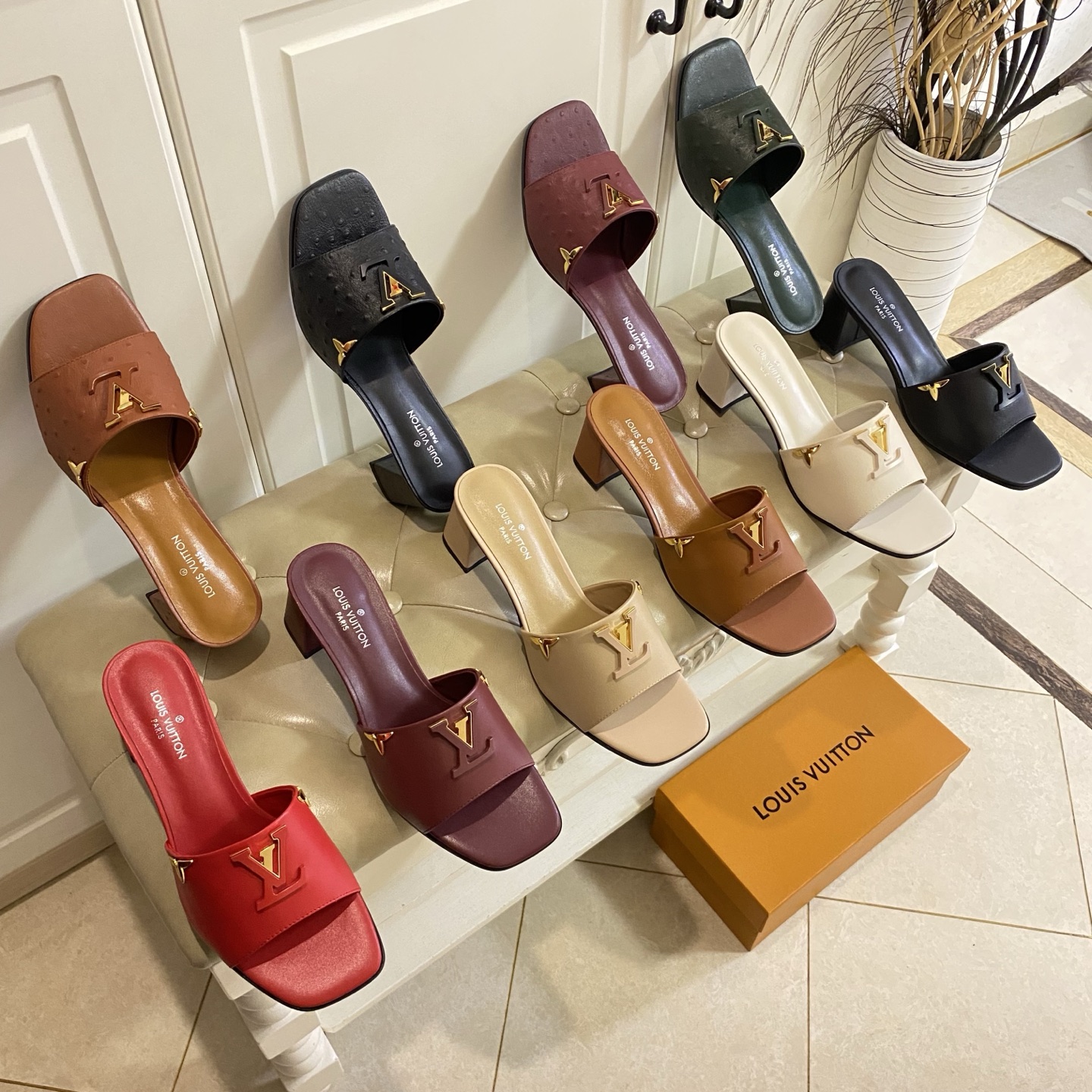 NO:681221,Rubber sole (custom-made genuine leather sole), Louis Vuit*LV new model, cowhide surface, sheepskin lining, sizes 35-41 (custom-made sizes 42 and 43 are non-returnable), slippers, louis vuitton, louis vuitton, slippers, cowhide, sheepskin19860909橡胶底 (真皮底定做),路易威*LV新款,牛皮面,羊皮里,35-41码(42,43码定做不退换),拖鞋,louis vuitton,louis vuitton,slippers,cowhide,sheepskin,Women's Shoes