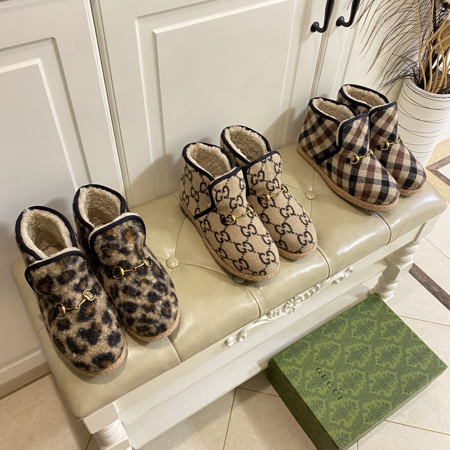 NO:681196,,Gucci new fur boots, woolen surface, wool lining, soft and comfortable, rubber sole, size 36-42, fur shoes snow boots,gucci,boots19860909,古奇Gucci新款毛靴,毛呢面,羊毛里,柔软舒适,橡胶底,36-42码,毛毛鞋雪地靴,gucci,boots,Women's Shoes