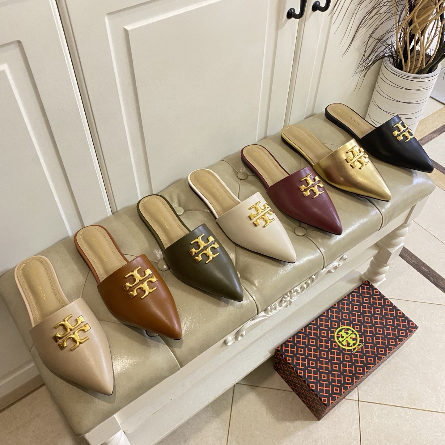 NO:681174,Rubber sole, custom-made genuine leather sole, Tory Burch's new pointed toe big buckle slippers, cowhide surface, sheepskin lining, sizes 35-43 (44, 45 custom-made, non-refundable, buy with caution), half-slippers, burberry, slippers, cowhide, sheepskin19860909橡胶底,真皮底定做,托里伯奇Tory Burch新款尖头大扣拖鞋,牛皮面,羊皮里,35-43码(44,45定做不退换,慎购),半拖,burberry,slippers,cowhide,sheepskin,Women's Shoes