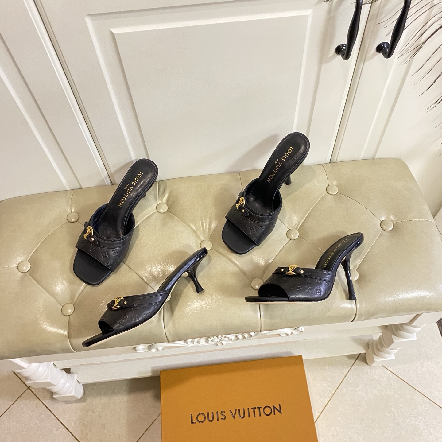NO:681162,, Louis Vuit*LV new model, embossed sheepskin surface, sheepskin lining, genuine leather outsole, heel height 6cm, sizes 35-39 (34, 40, 41, 42 sizes are custom-made and non-returnable), high heels and slippers, louis vuitton, louis vuitton, high heels, slippers, sheepskin, Leather soles19860909,路易威*LV新款,压花羊皮面,羊皮里,真皮大底,跟高6cm,35-39码(34,40,41,42码定做不退换),高跟鞋拖鞋,louis vuitton,louis vuitton,high heels,slippers,sheepskin,Leather soles,Women's Shoes