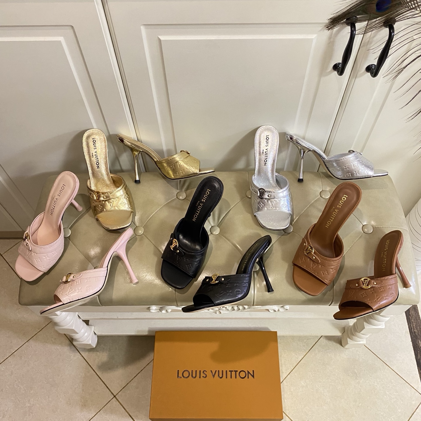 NO:681170,, Louis Vuit*LV new model, embossed sheepskin surface, sheepskin lining, genuine leather outsole, heel height about 10.5cm, sizes 35-39 (34, 40, 41, 42 sizes are custom-made and non-returnable), high heels and slippers, louis vuitton, louis vuitton, high heels, slippers, sheepskin, Leather soles19860909,路易威*LV新款,压花羊皮面,羊皮里,真皮大底,跟高约10.5cm,35-39码(34,40,41,42码定做不退换),高跟鞋拖鞋,louis vuitton,louis vuitton,high heels,slippers,sheepskin,Leather soles,Women's Shoes