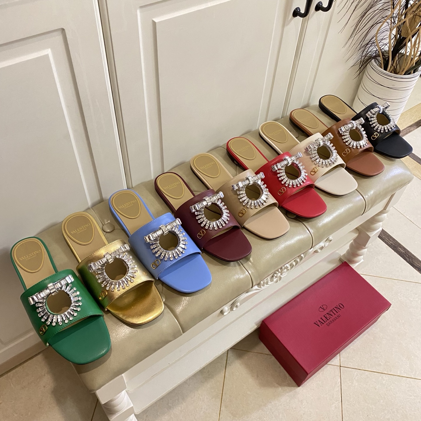 NO:696014,Rubber outsole (custom-made genuine leather sole), Valentino's new slippers, cowhide surface, sheepskin lining, luxury diamond buckle, 35-43 yards (44, 45 yards are custom-made and non-refundable), slippers, valentino, valentino, slippers, cowhide, sheepskin19860909橡胶大底(真皮底定做),华伦天奴Valentino新款拖鞋,牛皮面,羊皮里,奢华钻扣,35-43码(44,45码定做不退换),拖鞋,valentino,valentino,slippers,cowhide,sheepskin,Women's Shoes