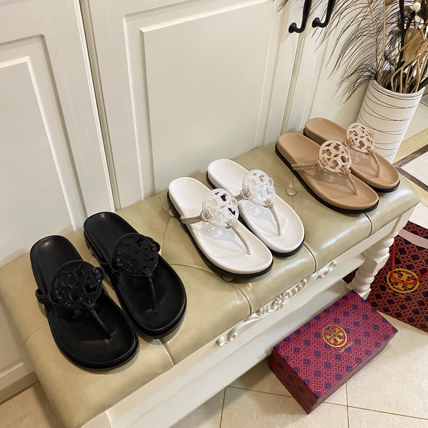 NO:707633,, Tory Burch's new flip-flops, with rhinestones, rubber soles, complete packaging, sizes 35-40 (custom-made sizes 41 are non-refundable, buy with caution), split-toe shoes, burberry, slippers19860909,托里伯奇Tory Burch新款夹趾拖鞋,抽带钻面,橡胶底,配全套包装,35-40码(41码定做不退换,慎购),分趾鞋,burberry,slippers,Women's Shoes