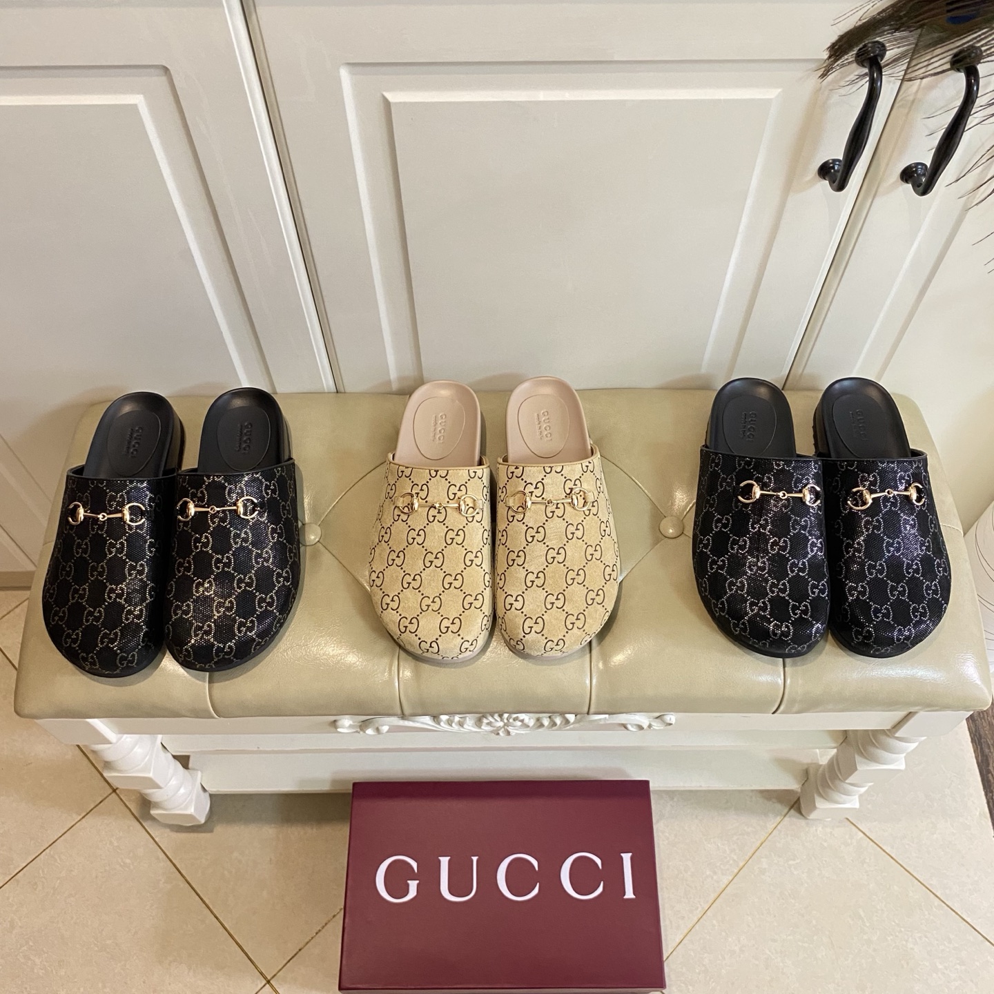 NO:707640,, Gucci's new round-toe Mule slippers for couples, suede embossed surface, sheepskin lining, rubber sole, women's size 36-42, men's size 40-46 (47, 48 can be customized without return). When placing an order, please indicate the male and female size, half-slip, gucci, slippers, sheepskin19860909,古奇Gucci情侣款新款圆头穆勒拖鞋,反绒压花面,羊皮里,橡胶底,女码段36-42码,男码段40-46码(47,48码可定做不退换).下单请注明男女码,半拖,gucci,slippers,sheepskin,Women's Shoes