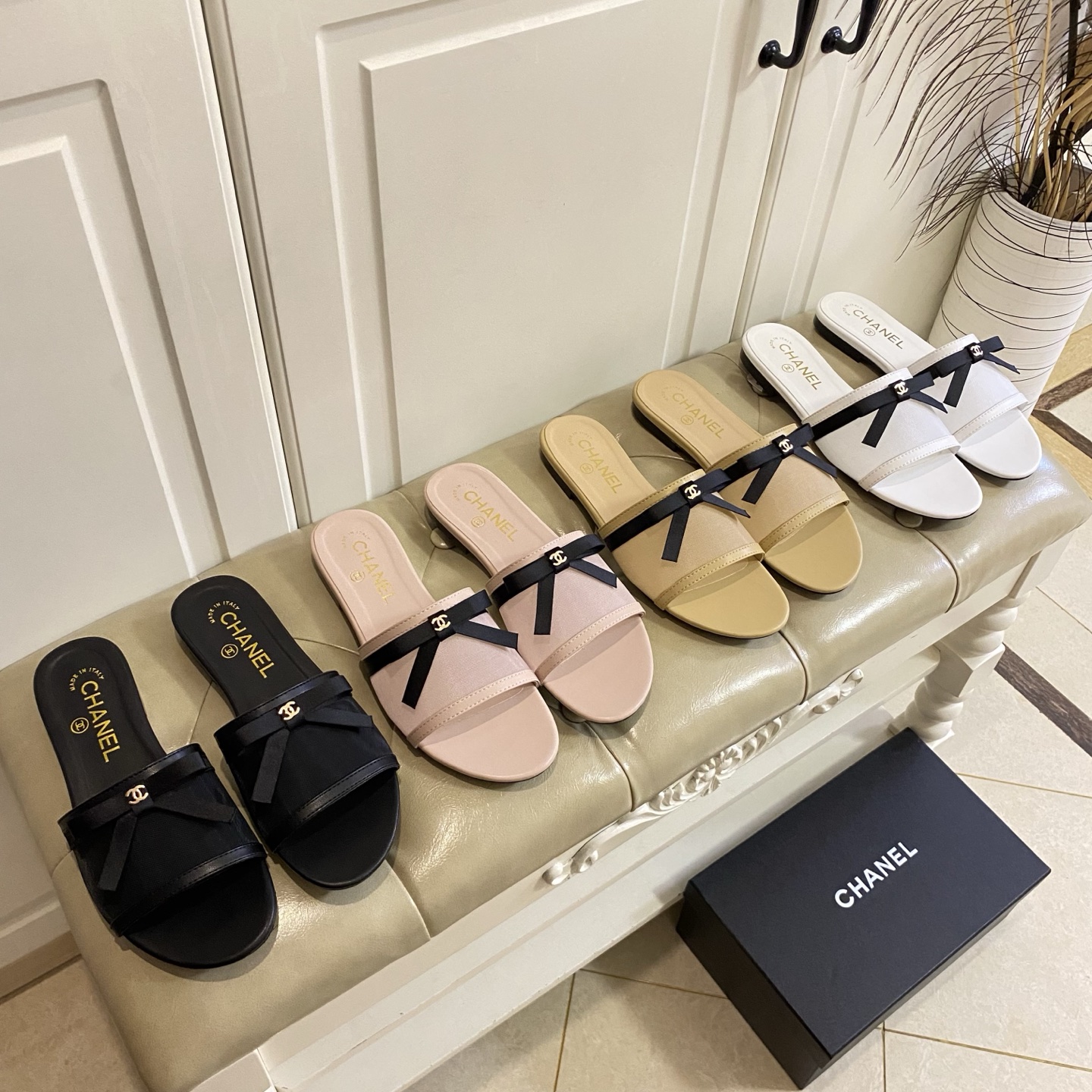 NO:725018,, Chanel Chane new model, mesh, sheepskin lining, leather outsole, 36-40 sizes (35, 41, 42, 43 sizes are customized and non-returnable), slippers, chanel, chanel, slippers, sheepskin, Leather soles19860909,香奈儿Chane新款,网面,羊皮里,真皮大底,36-40码(35,41,42,43码定做不退换),拖鞋,chanel,chanel,slippers,sheepskin,Leather soles,Women's Shoes