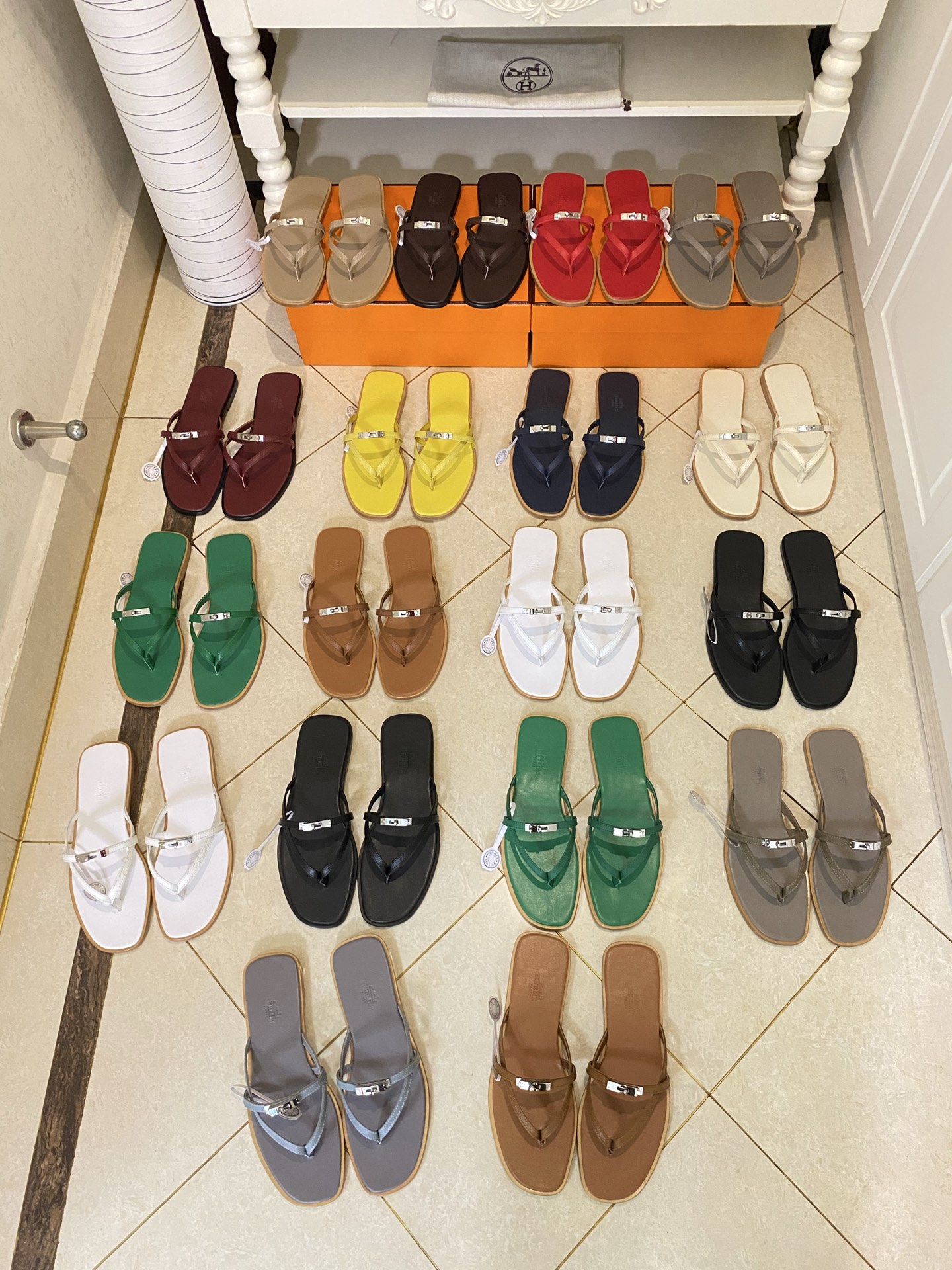 NO:757500,, top version, Hermes new flip-flop slippers, pebbled/cowhide surface, sheepskin lining, genuine leather outsole, sizes 35-43 (customized sizes 34, 41-43 are non-returnable), split-toe shoes, hermes, hermes, slippers, cowhide, sheepskin, Leather soles19860909,顶级版本,爱马仕Hermes新款夹趾拖鞋,荔枝纹/牛皮面,羊皮里,真皮大底,35-43码(34,41-43码定做不退换),分趾鞋,hermes,hermes,slippers,cowhide,sheepskin,Leather soles,Women's Shoes
