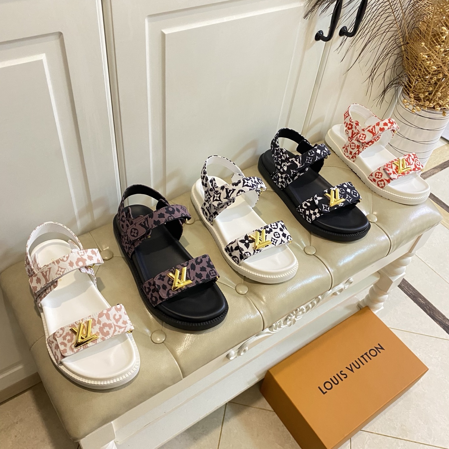 NO:757477,, high version, Louis Vuit*LV classic couple sandals, new colors, sizes 35-45 (customized sizes 35 and 45 are non-returnable), slippers and sandals, louis vuitton, louis vuitton, sandals, slippers19860909,高版本,路易威*LV经典情侣款凉鞋,新增花色,35-45码(35,45码定做不退换),拖鞋凉鞋,louis vuitton,louis vuitton,sandals,slippers,Women's Shoes
