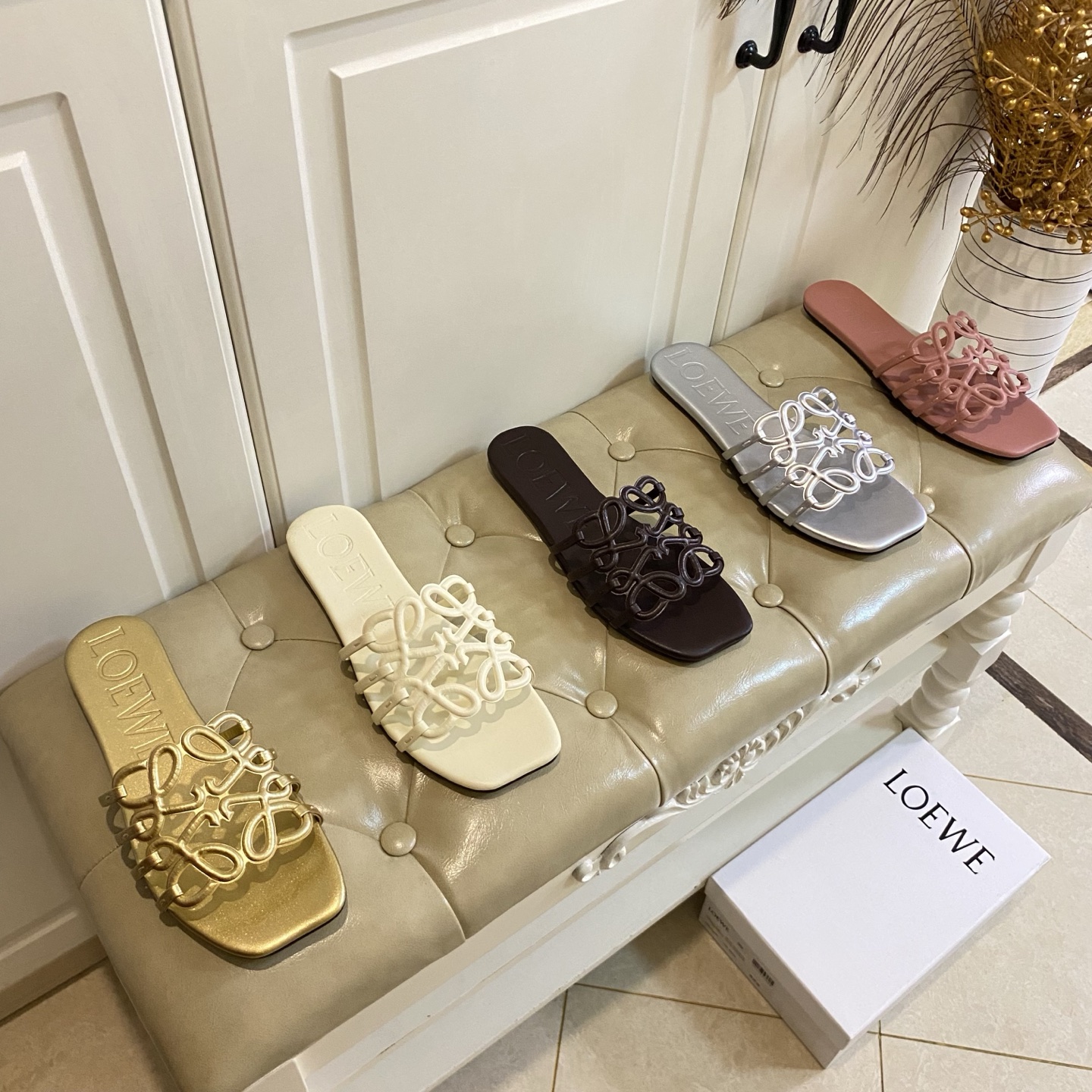NO:816631,Rubber sole, leather outsole, new colors, Loewe LOEWE new hollow carved slippers, leather surface, sizes 35-41 (42, 43 sizes are custom-made and non-returnable), slippers, loewe, loewe, slippers, cowhide, Leather soles19860909橡胶底,真皮大底,添新色,罗意威LOEWE新款镂空雕花拖鞋,牛皮面,35-41码(42,43码定做不退换),拖鞋,loewe,loewe,slippers,cowhide,Leather soles,Women's Shoes