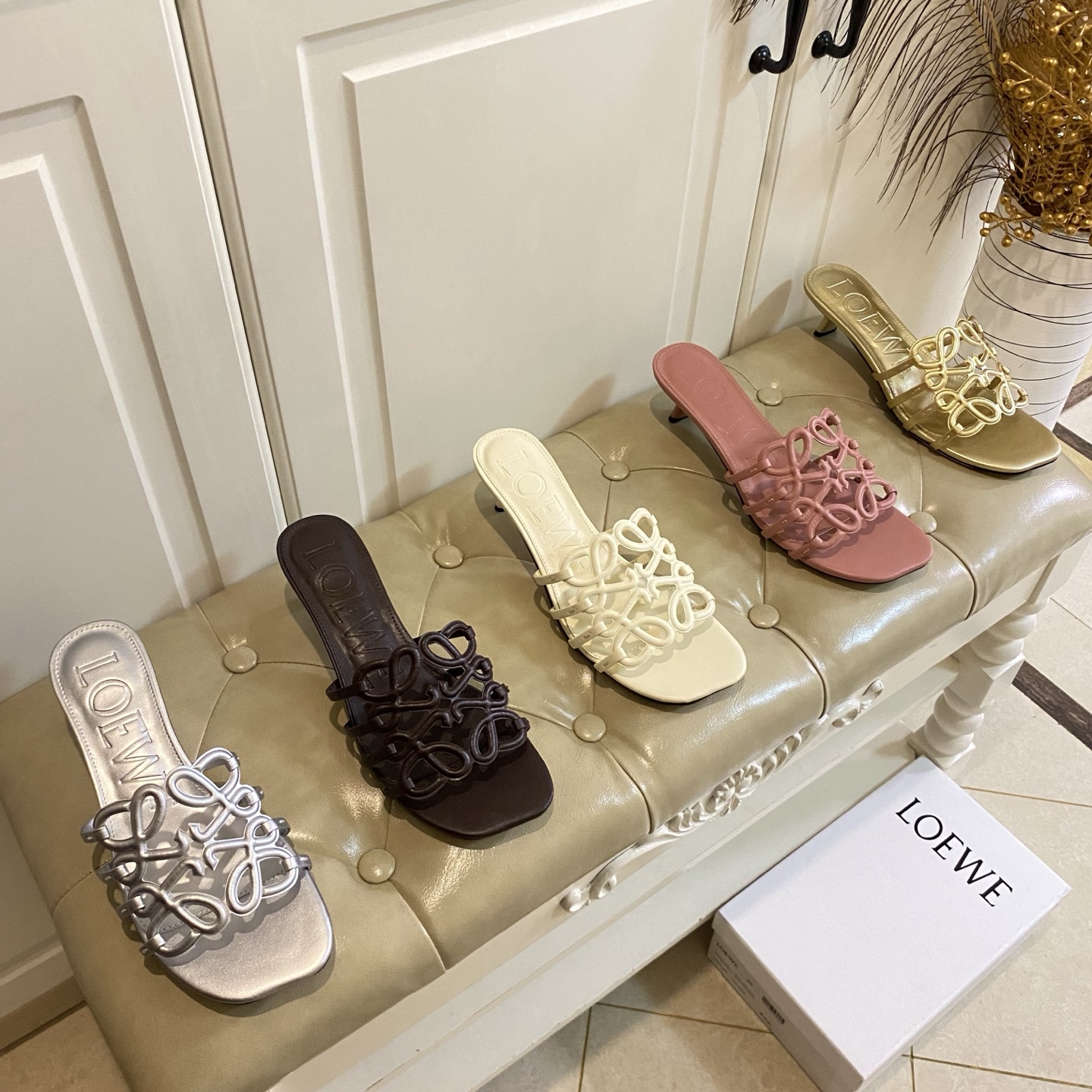 NO:816636,Rubber sole, leather outsole, new colors, Loewe LOEWE new hollow carved low heel slippers, cowhide surface, 4.5 cm heel height, 35-41 sizes (42, 43 sizes are customized and non-returnable), slippers, loewe, loewe, slippers, cowhide, Leather soles19860909橡胶底,真皮大底,添新色,罗意威LOEWE新款镂空雕花小矮跟拖鞋,牛皮面,4.5厘米跟高,35-41码(42,43码定做不退换),拖鞋,loewe,loewe,slippers,cowhide,Leather soles,Women's Shoes