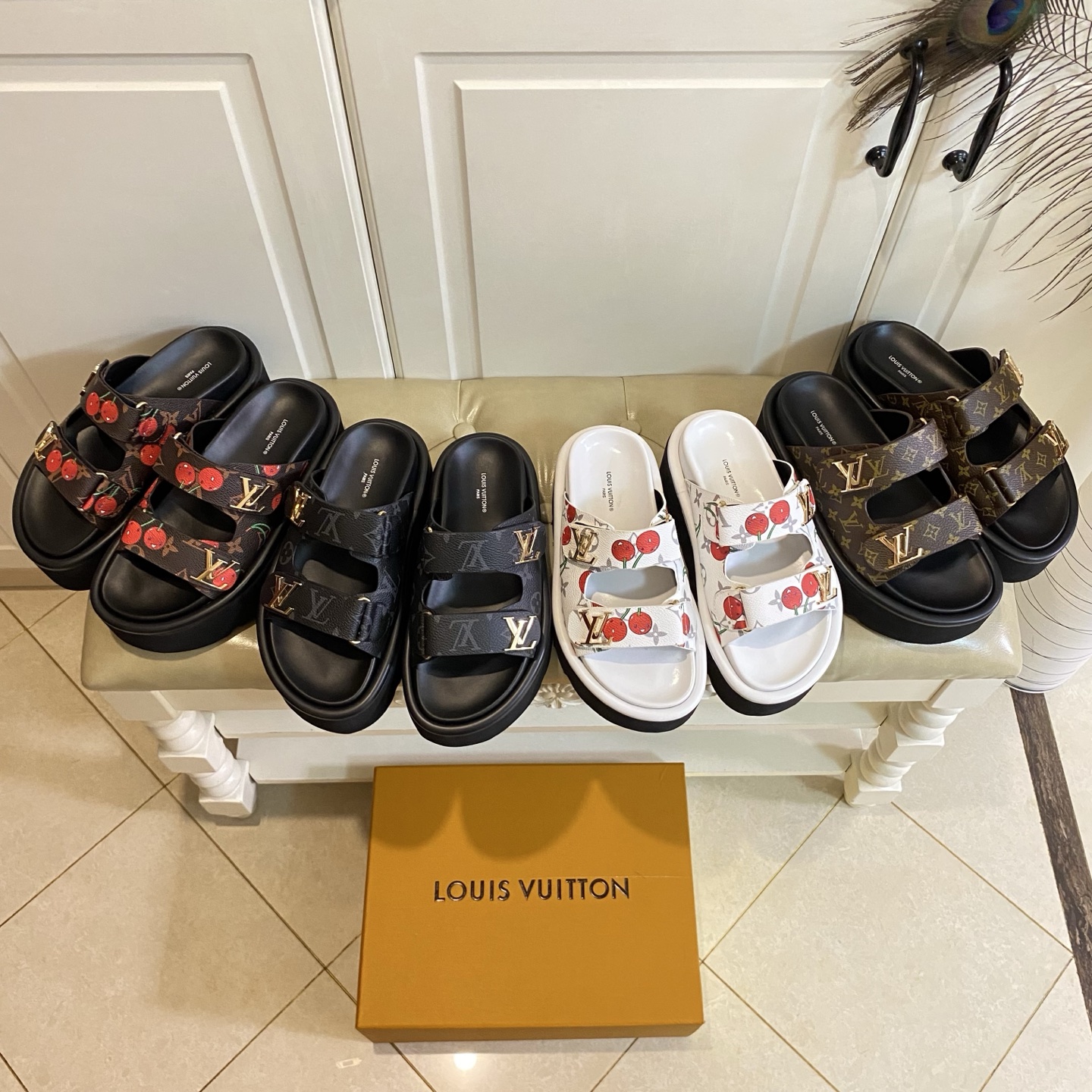 NO:815737,, top version, Louis Vuit*LV's new thick-soled Velcro slippers, classic old pattern/leather surface, original private model EVA foam outsole, sole height forefoot is about 4.5cm, heel is about 6.5cm, women's size 35-44, slippers, louis vuitton, louis vuitton, slippers19860909,顶级版本,路易威*LV新款厚底魔术贴拖鞋,经典老花面/皮面,原版私模EVA发泡大底,底高前掌约4.5cm,后跟约6.5cm,女码35-44码,拖鞋,louis vuitton,louis vuitton,slippers,Women's Shoes