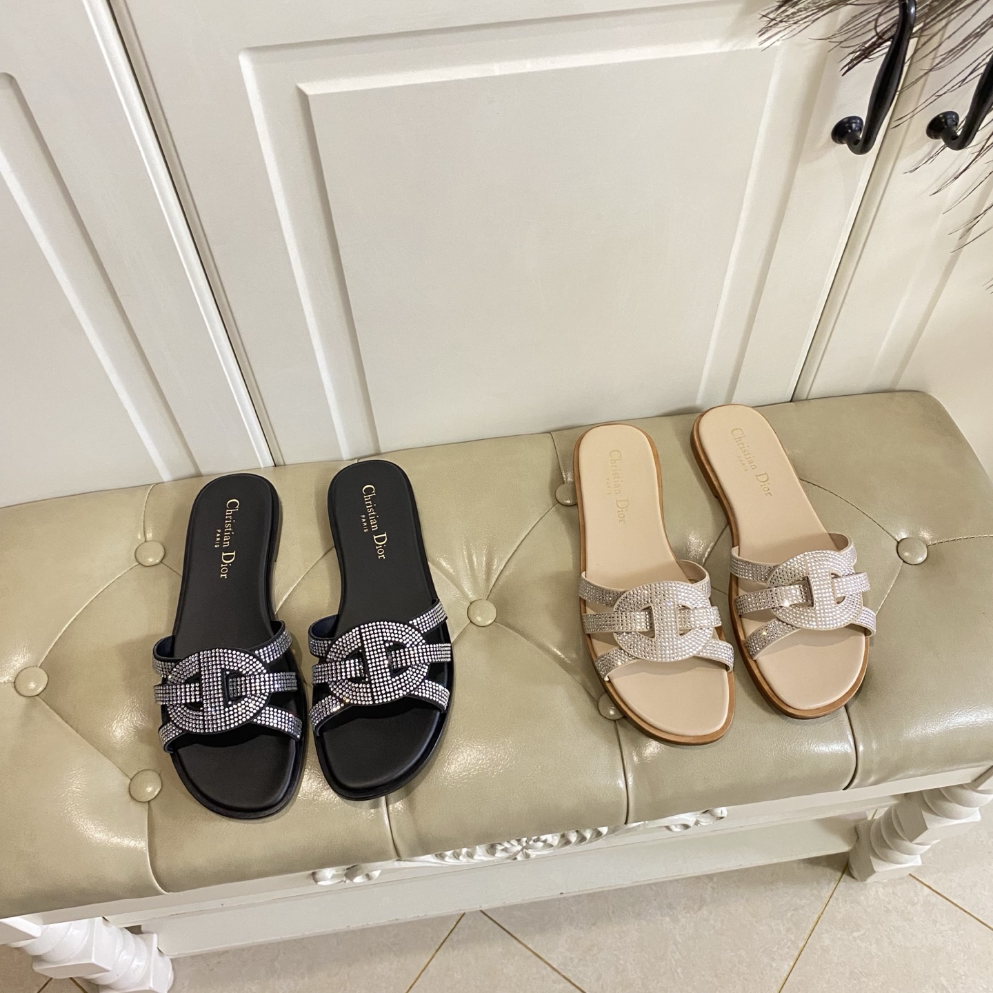 NO:815773,, top version, Dior Dior's new slippers, hot diamond surface, sheepskin lining, leather outsole, size 35-40 (customized sizes 34, 41, 42, 43 are non-returnable), slippers, dior, dior, slippers, sheepskin, Leather soles19860909,顶级版本,迪奥Dior新款拖鞋,烫钻面,羊皮里,真皮大底,35-40码(34,41,42,43码定做不退换),拖鞋,dior,dior,slippers,sheepskin,Leather soles,Women's Shoes