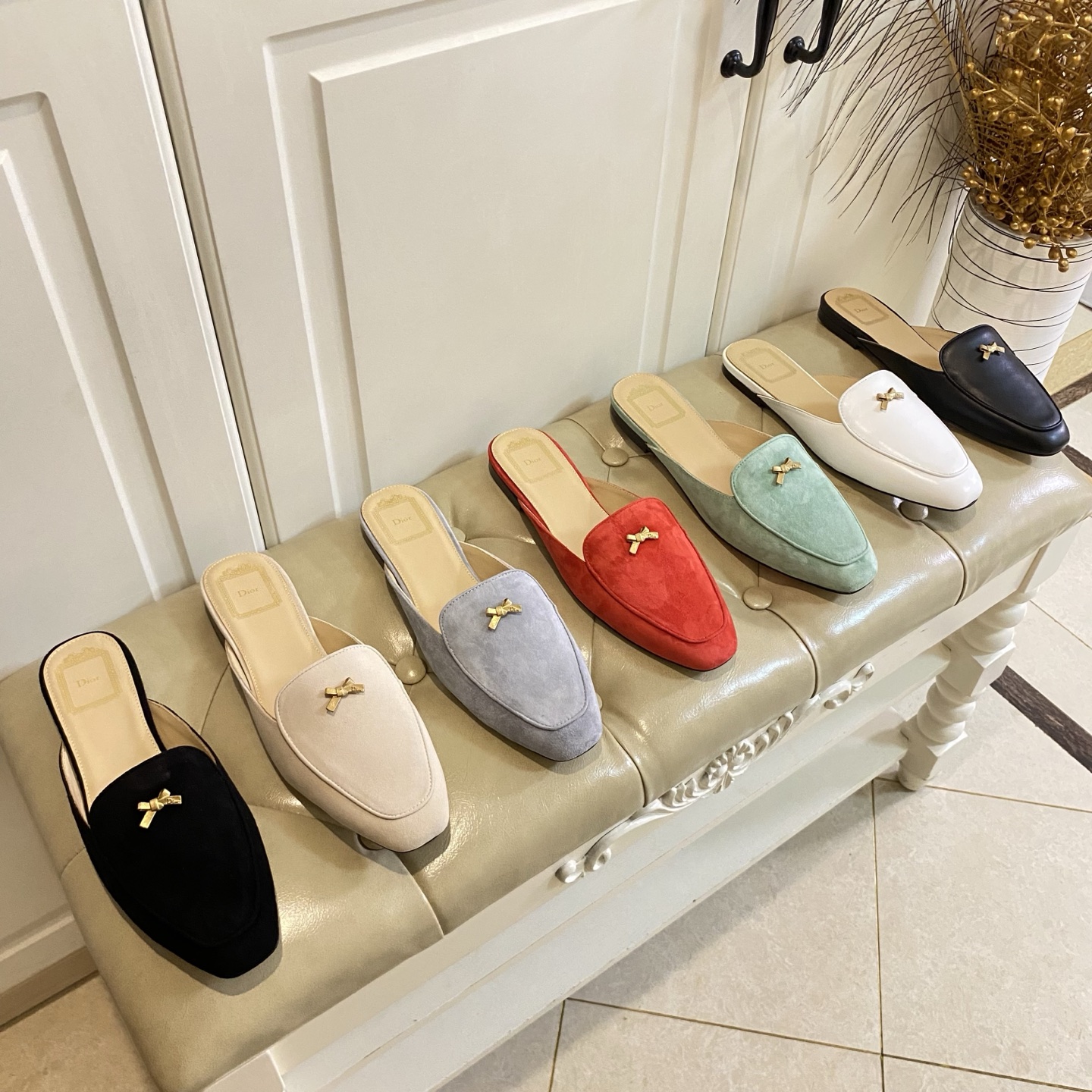 NO:815764,, top version, Dior Dior's new slippers, cowhide/sheep noodle, sheepskin lining, leather outsole, size 35-40 (sizes 34, 41, 42, 43 are custom-made and non-returnable), semi-slippers, dior, dior, slippers, cowhide, sheepskin, sheep, Leather soles19860909,顶级版本,迪奥Dior新款拖鞋,牛皮/羊京面,羊皮里,真皮大底,35-40码(34,41,42,43码定做不退换),半拖,dior,dior,slippers,cowhide,sheepskin,sheep,Leather soles,Women's Shoes