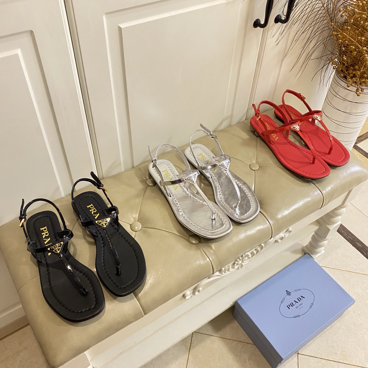 NO:815758,,Prada PRADA new model, patent leather surface, sheepskin lining, leather outsole, sizes 35-42 (customized sizes 41 and 42 are non-refundable), split-toe shoes, prada, prada, sheepskin, Leather soles19860909,普拉达PRADA新款,漆皮面,羊皮里,真皮大底,35-42码(41,42码定做不退换),分趾鞋,prada,prada,sheepskin,Leather soles,Women's Shoes