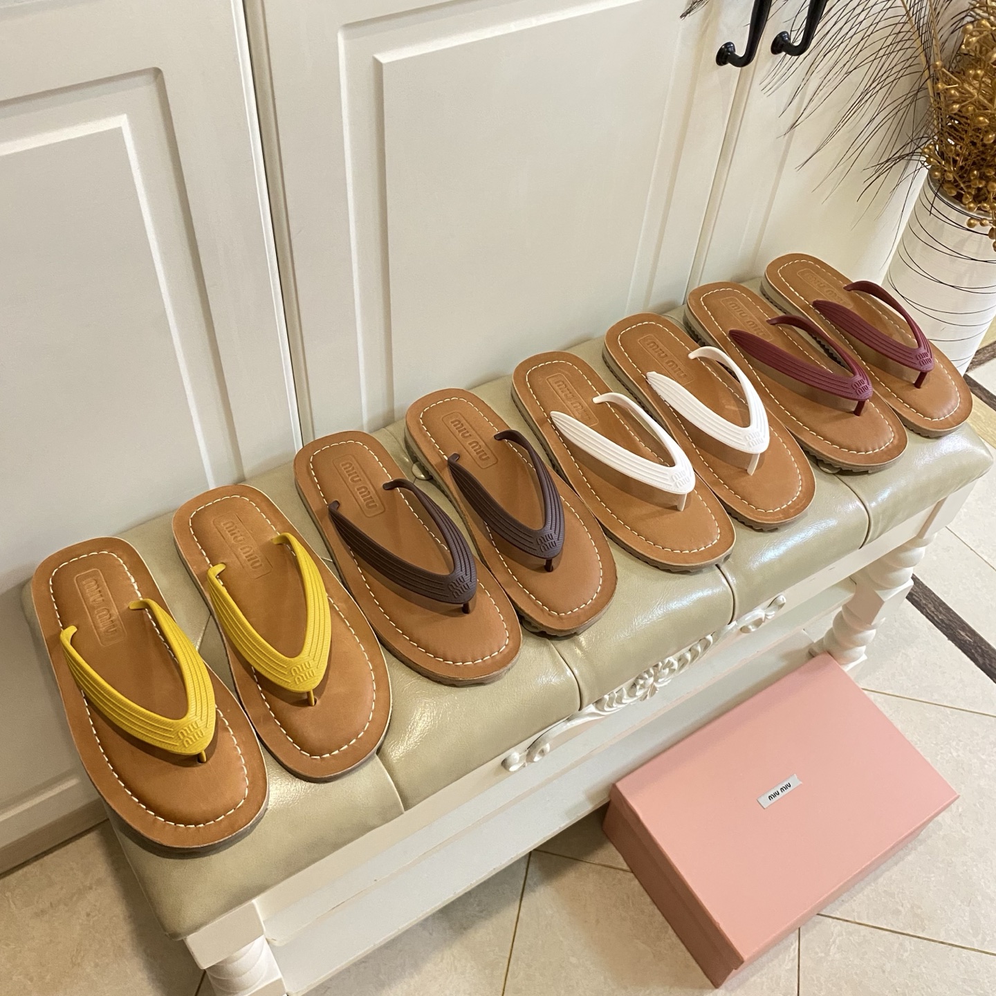 NO:815690,, Miumiu new thong beach flip flops, original purchase, one-to-one mold customization, sizes 35-39 (custom-made sizes 40 and 41 are non-refundable), split-toe shoes, miumiu19860909,缪缪Miumiu新款夹趾沙滩拖,原版购入一比一开模定制,35-39码(40,41码定做不退换),分趾鞋,miumiu,Women's Shoes