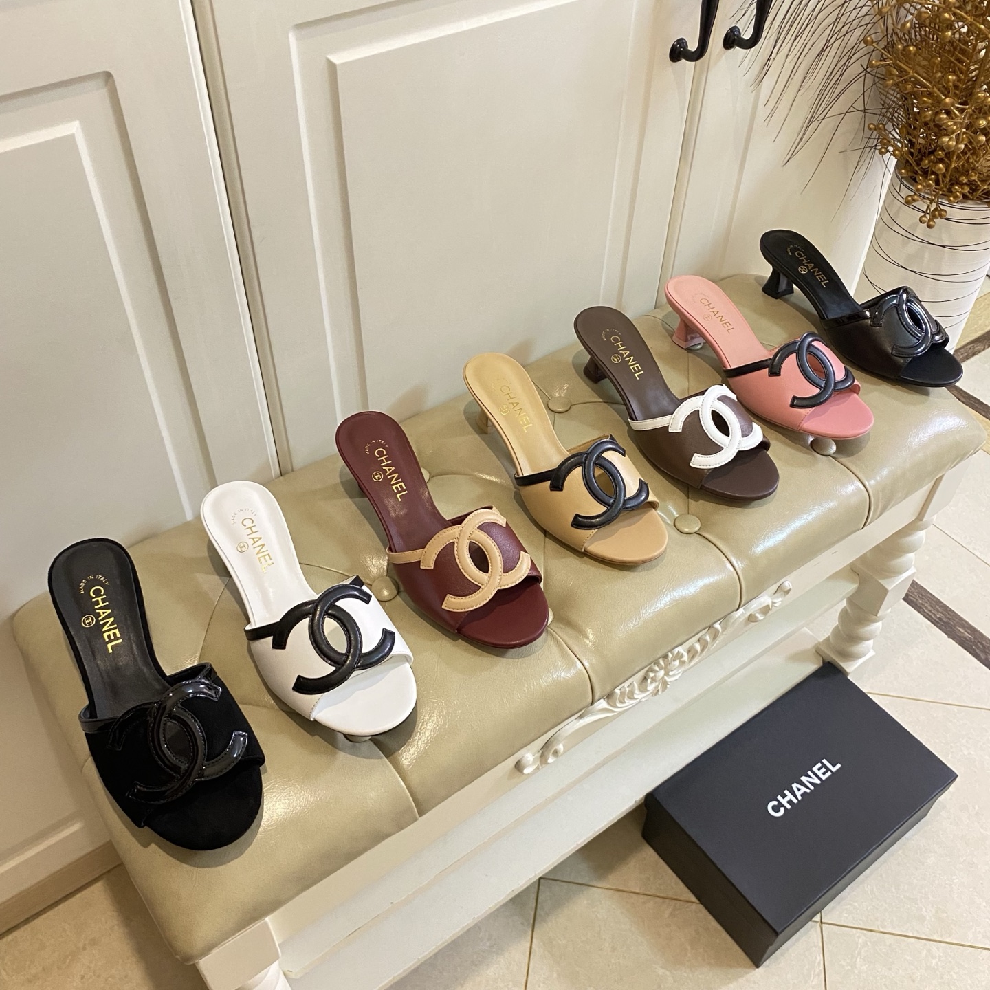 NO:815701,Flat bottom, low heel, high quality Chanel new model, sheepskin surface, sheepskin lining, genuine leather outsole, size 35-39 (customized size 40-42 is non-returnable), slippers, chanel, chanel, slippers, sheepskin, Leather soles19860909平底,矮跟,高品质香奈儿Chanel新款,羊皮面,羊皮里,真皮大底,35-39码(40-42码定做不退换),拖鞋,chanel,chanel,slippers,sheepskin,Leather soles,Women's Shoes