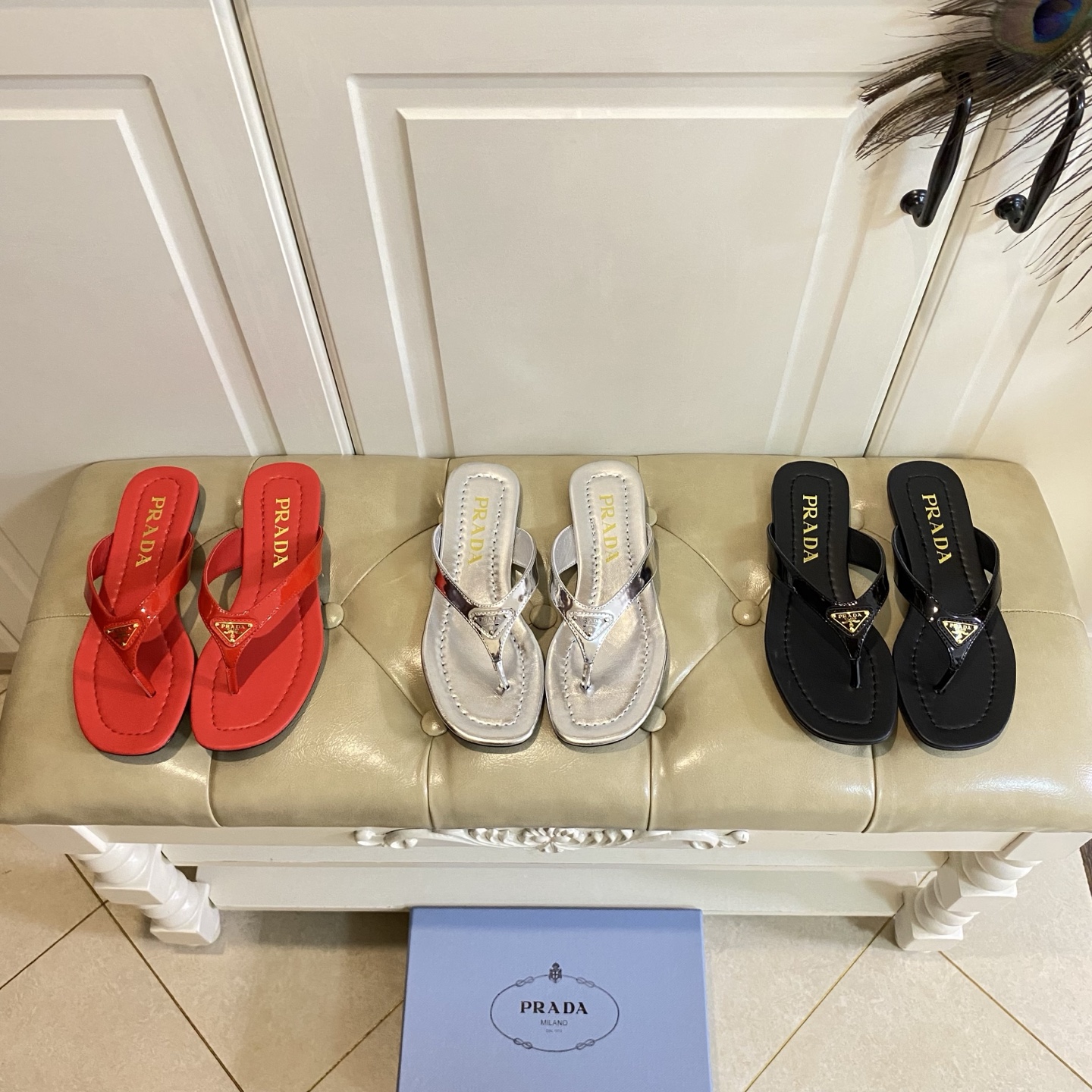 NO:815673,, PRADA's new flip-flop slippers, patent leather surface, sheepskin lining, genuine leather outsole, sizes 35-40 (customized sizes 41 and 42 are non-refundable), split-toe shoes, prada, prada, slippers, sheepskin, Leather soles19860909,普拉达PRADA新款夹趾拖鞋,漆皮面,羊皮里,真皮大底,35-40码(41,42码定做不退换),分趾鞋,prada,prada,slippers,sheepskin,Leather soles,Women's Shoes