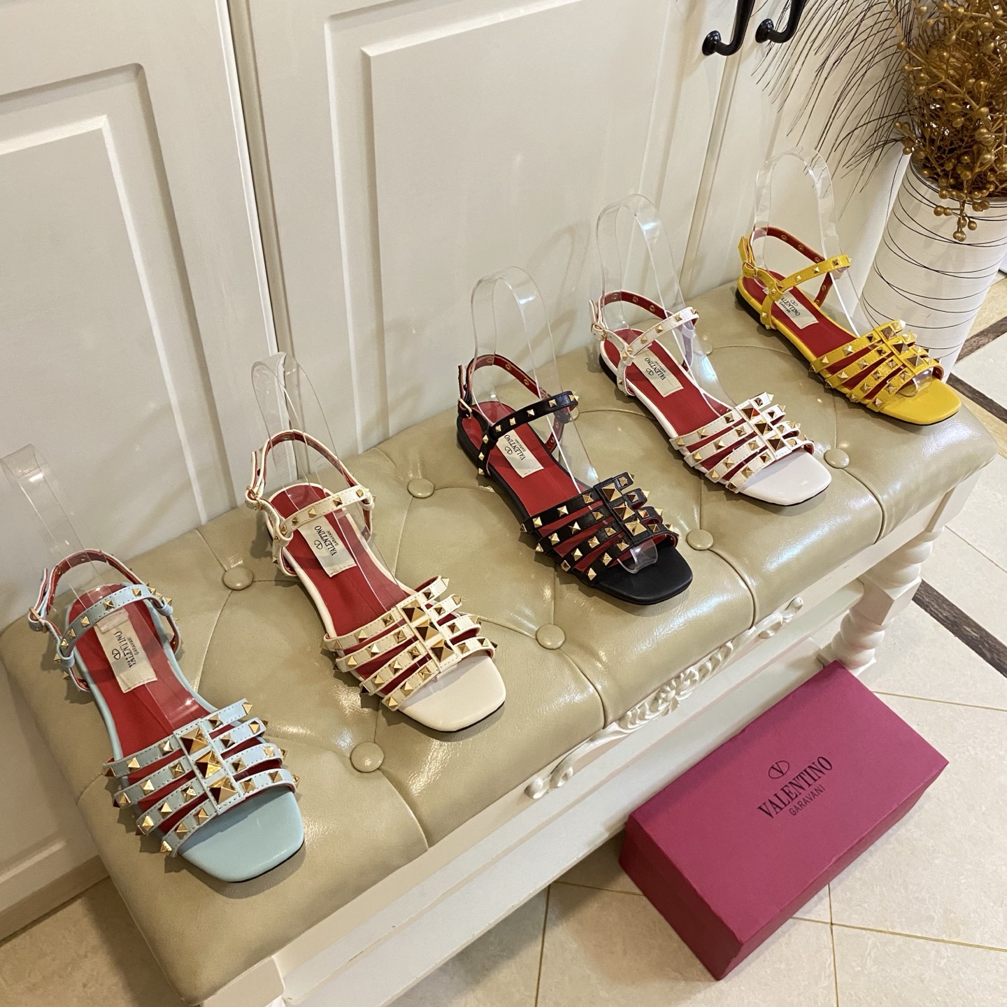 NO:815669,Rubber outsole, genuine leather outsole, Valentino Valentino's new rivet slippers, cowhide rivet surface, sheepskin lining, sizes 35-41 (41 sizes are custom-made and cannot be returned), sandals, valentino, valentino, sandals, slippers, cowhide, sheepskin, Leather soles19860909橡胶大底,真皮大底,华伦天奴Valentino新款铆钉拖鞋,牛皮铆钉面,羊皮里,35-41码（41码定做不退换）,凉鞋,valentino,valentino,sandals,slippers,cowhide,sheepskin,Leather soles,Women's Shoes