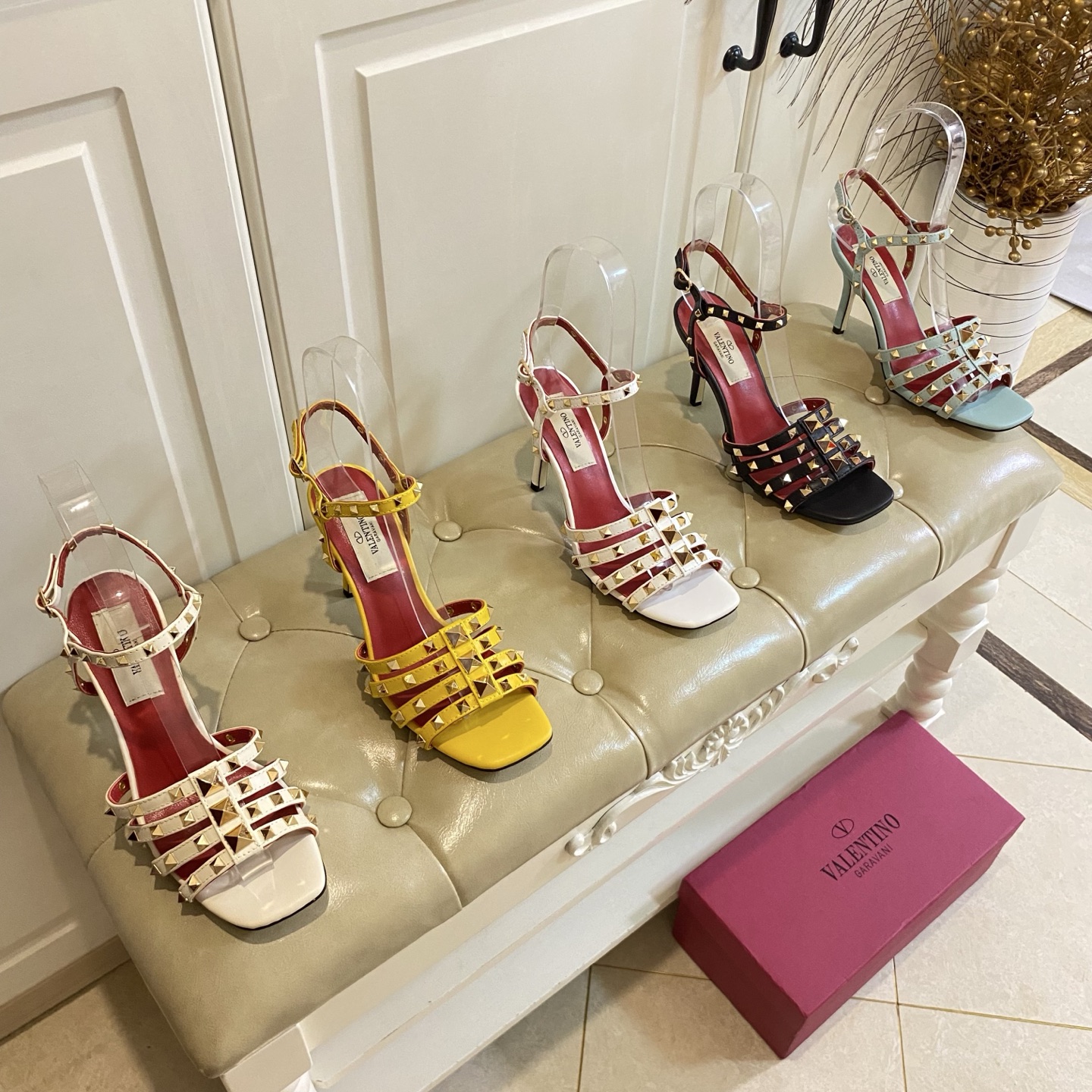 NO:815675,Rubber outsole, leather outsole, Valentino Valentino's new rivet high-heeled sandals, cowhide rivet surface, sheepskin lining, sizes 35-41 (custom-made sizes 41 are non-refundable), sandals, valentino, valentino, sandals, cowhide, sheepskin, Leather soles19860909橡胶大底,真皮大底,华伦天奴Valentino新款铆钉高跟凉鞋,牛皮铆钉面,羊皮里,35-41码（41码定做不退换）,凉鞋,valentino,valentino,sandals,cowhide,sheepskin,Leather soles,Women's Shoes