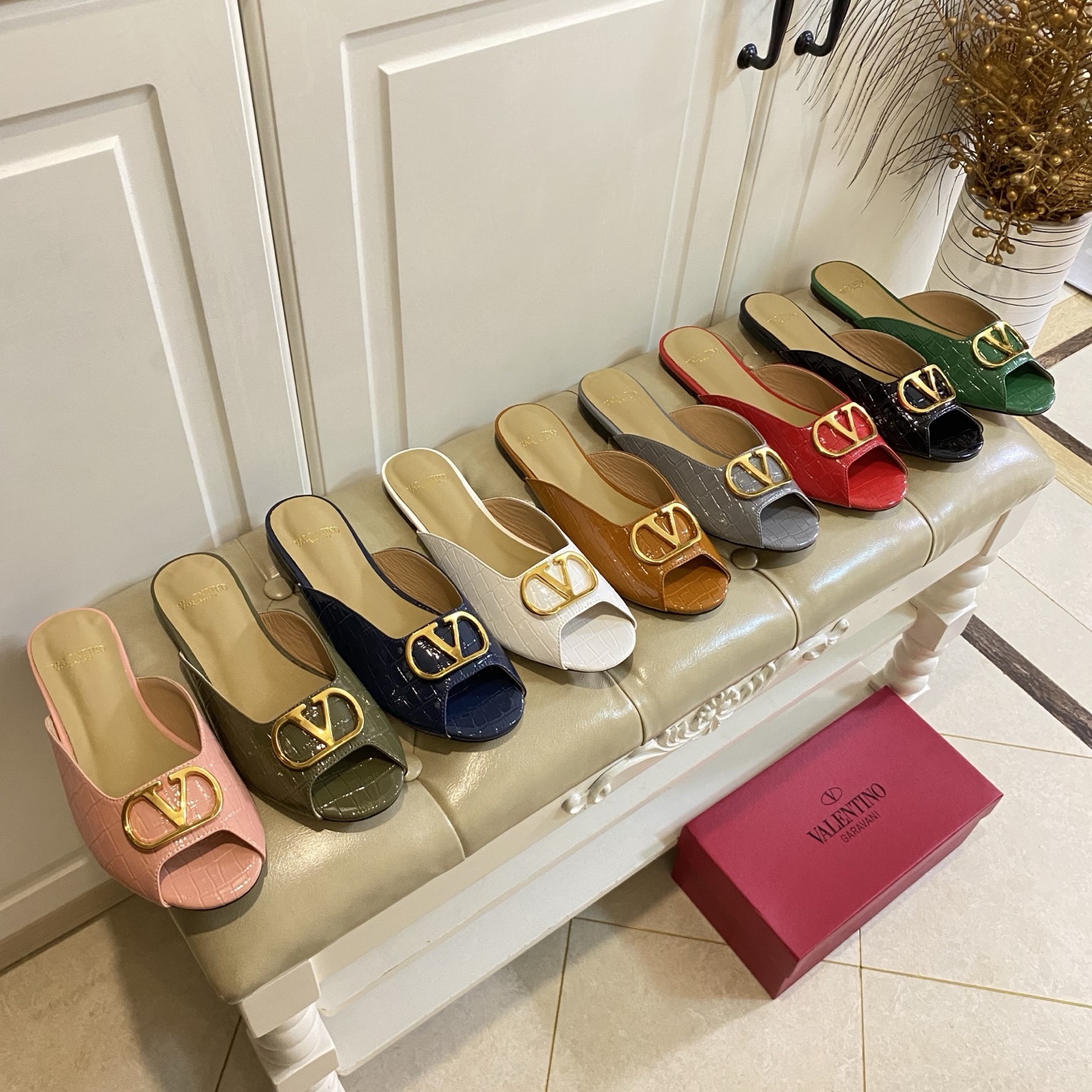 NO:815636,Rubber outsole, custom-made leather sole, new Valentino slippers, stone pattern surface, sheepskin lining, sizes 35-43 (custom-made sizes 44 and 45 are non-returnable), slippers, valentino, valentino, slippers, sheepskin19860909橡胶大底,真皮底定做,华伦天奴Valentino新款拖鞋,石头纹面,羊皮里,35-43码(44,45码定做不退换),拖鞋,valentino,valentino,slippers,sheepskin,Women's Shoes