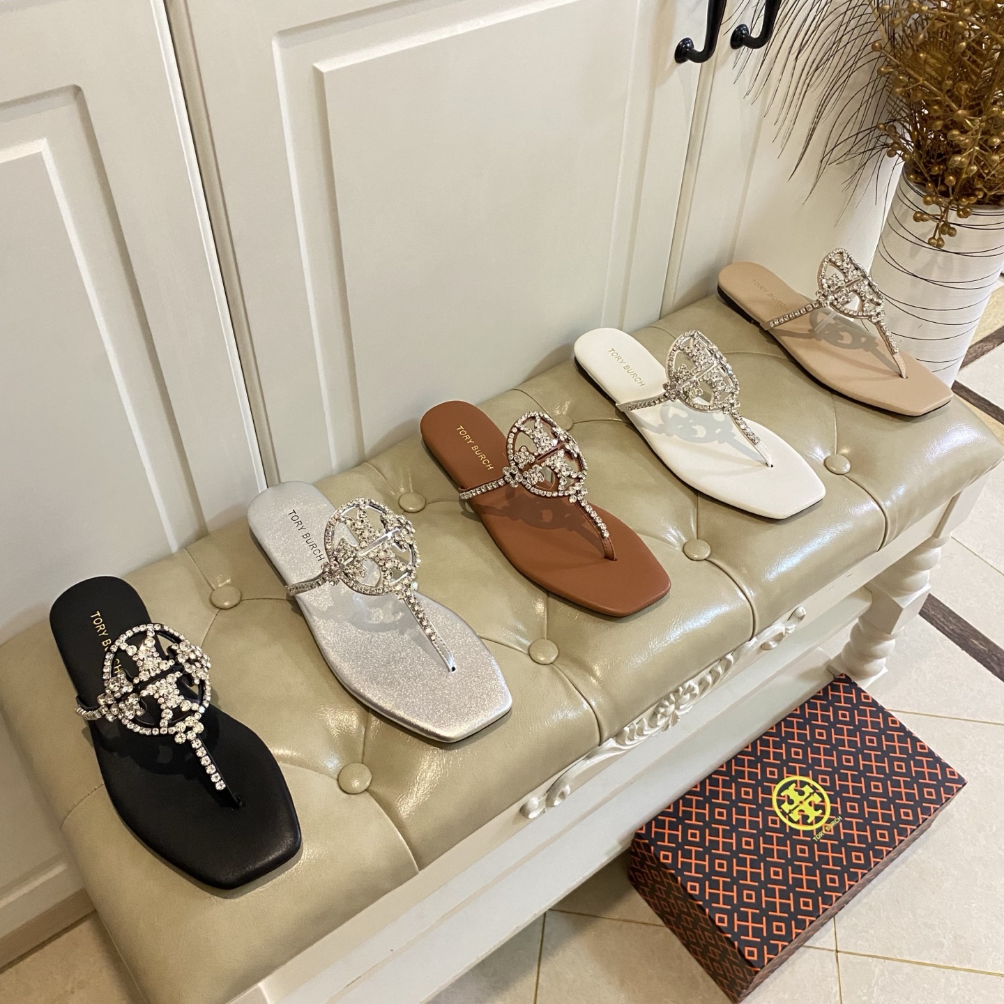 NO:815628,Rubber sole, custom-made leather sole, new Tory Burch slippers, diamond buckle surface, sheepskin lining, sizes 35-43 (44, 45 custom-made, non-refundable, buy with caution), split-toe shoes, burberry, slippers, sheepskin19860909橡胶底,真皮底定做,托里伯奇Tory Burch新款拖鞋,钻扣面,羊皮里,35-43码(44,45定做不退换,慎购),分趾鞋,burberry,slippers,sheepskin,Women's Shoes