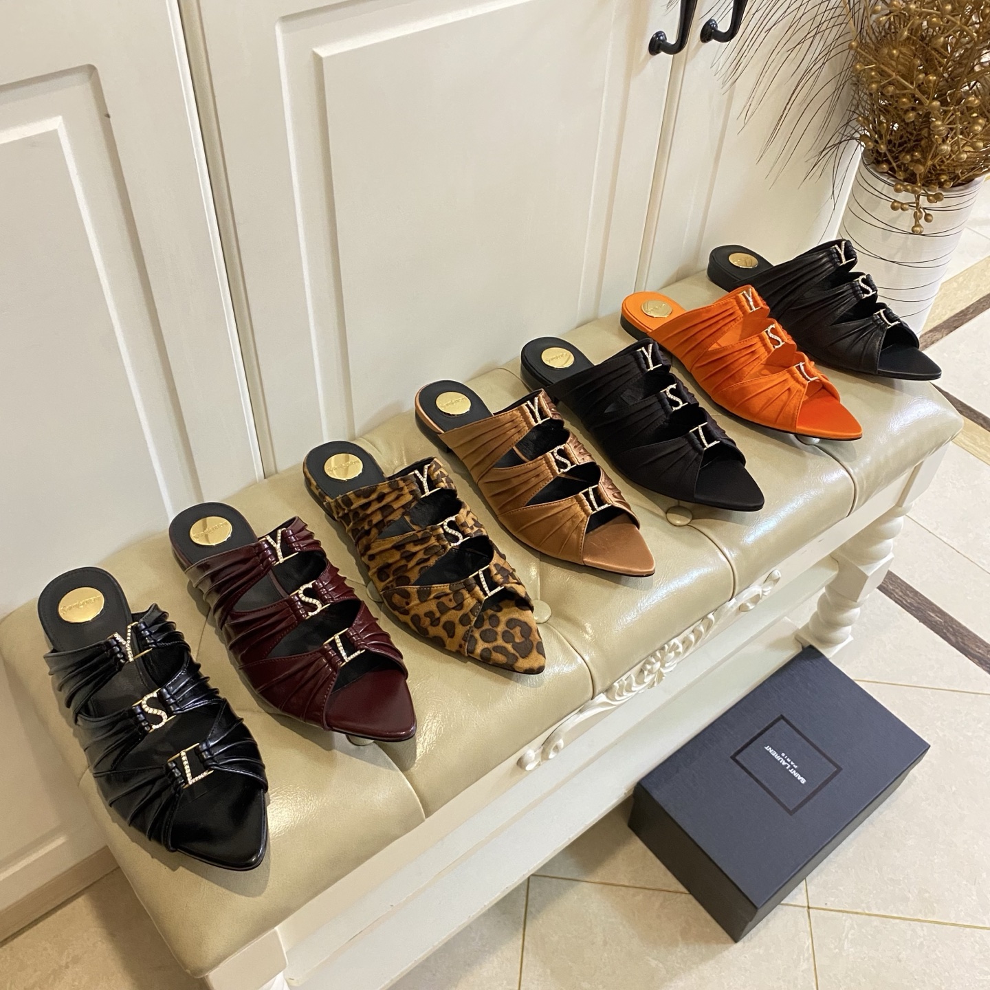 NO:815579,Cloth surface, leather surface, top version, Saint Laurent YSL/Saint Laurent new style, oiled leather/cloth surface/cowhide surface, sheepskin lining, genuine leather outsole, 35-40 yards (41-43 yards are customized and non-returnable), slippers, saint laurent, saint laurent, saint laurent, slippers, cowhide, sheepskin, Leather soles19860909布面,皮面,顶级版本,圣罗兰YSL/Saint Laurent新款,油腊皮/布面/牛皮面,羊皮里,真皮大底,35-40码(41-43码定做不退换),拖鞋,saint laurent,saint laurent,saint laurent,slippers,cowhide,sheepskin,Leather soles,Women's Shoes
