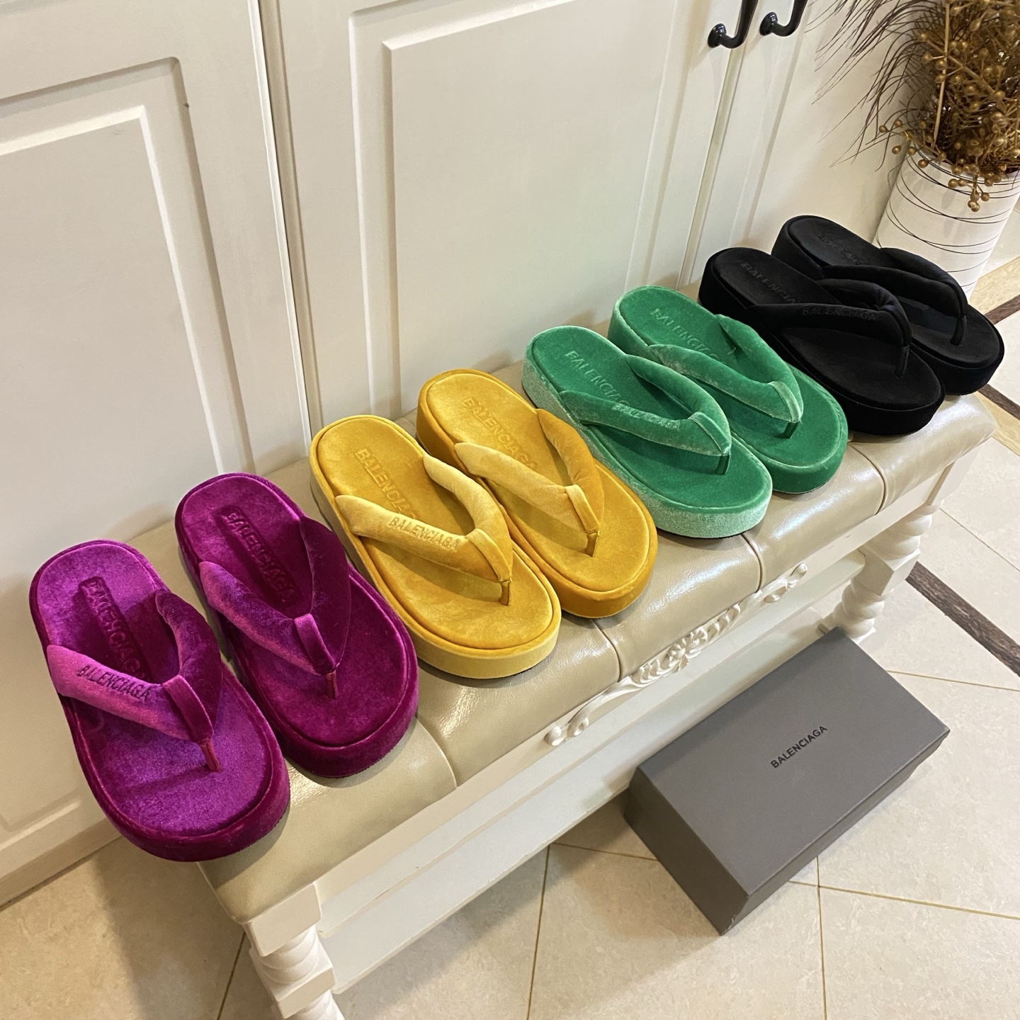 NO:816648,, Balenciaga BALENCIAGA new flip-flops, made of real velvet, sizes 35-43 (sizes 35 and 43 are custom-made and non-refundable), split-toe shoes, balenciaga, balenciaga, slippers, real silk19860909,巴黎世家BALENCIAGA新款夹趾拖鞋,真丝绒材质,35-43码(35,43码定做不退换),分趾鞋,balenciaga,balenciaga,slippers,real silk,Women's Shoes