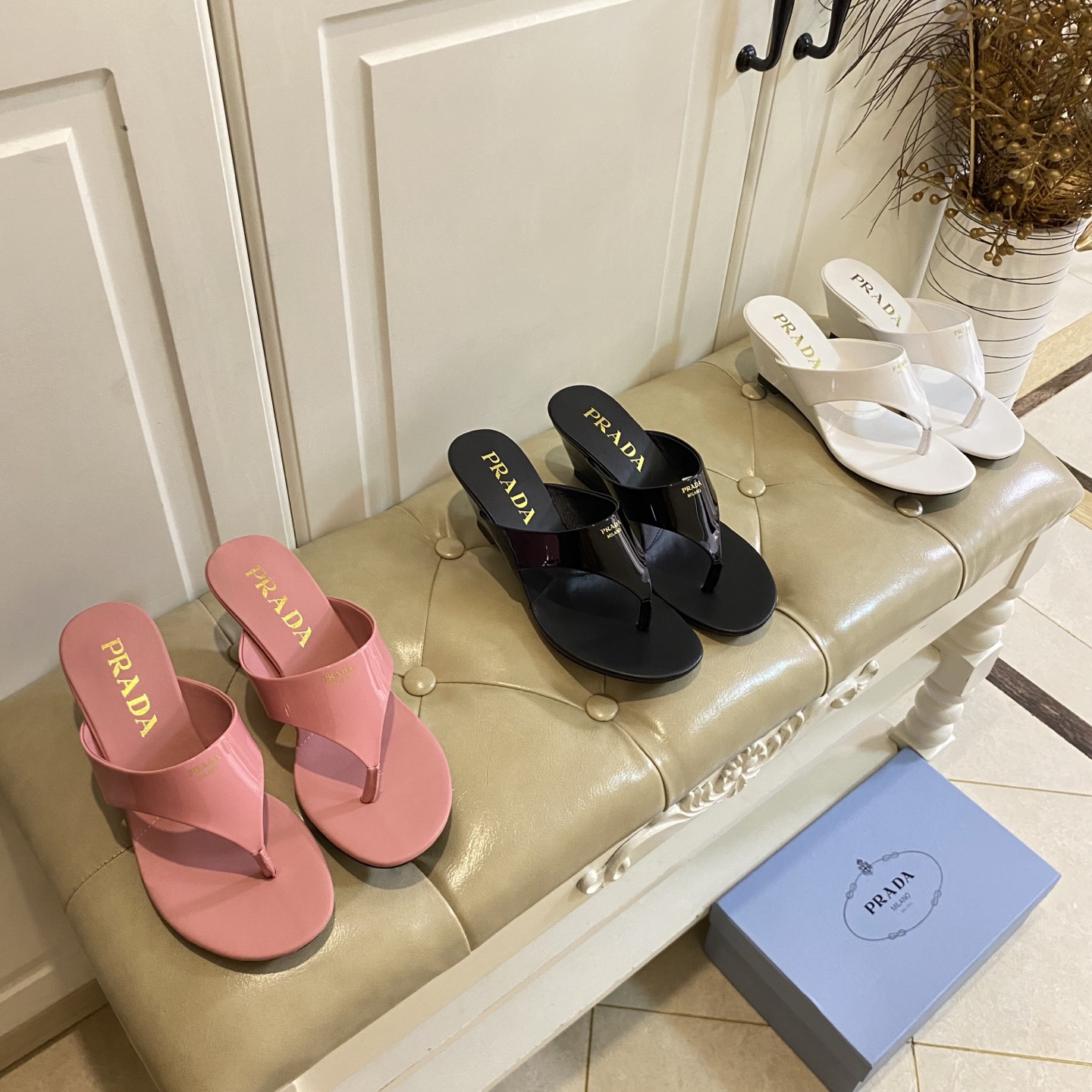 NO:816646,,Prada PRADA new model, cow lacquer surface, sheepskin lining, leather outsole, wedge heel 5.5cm, size 35-40, split-toe shoes, prada, prada, sheepskin, Leather soles19860909,普拉达PRADA新款,牛漆面,羊皮里,真皮大底,坡跟5.5cm,35-40码,分趾鞋,prada,prada,sheepskin,Leather soles,Women's Shoes