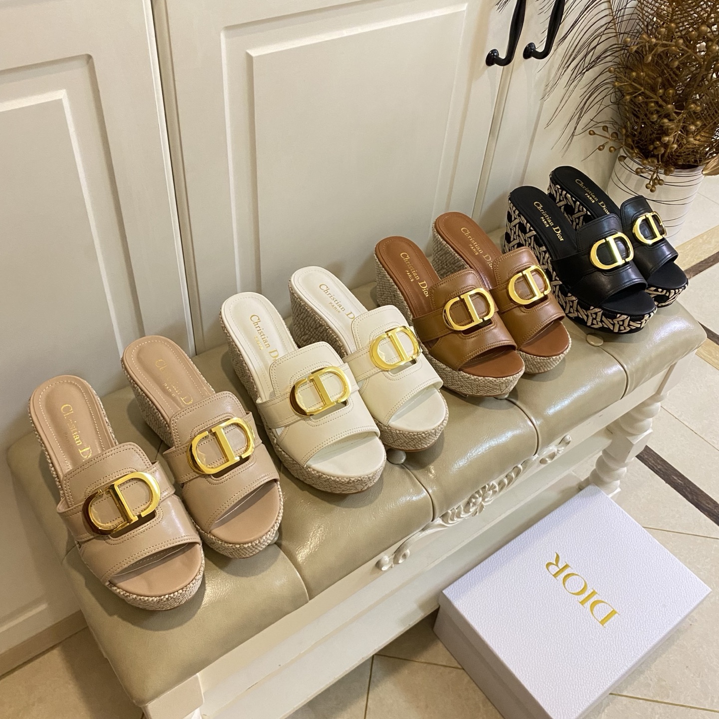 NO:873701,Flat bottom, top version, Dior Dior's new wedge slippers, cowhide surface, sheepskin lining, original private molded rubber sole, size 35-40 (customized size 41 is non-returnable), slippers, dior, dior, slippers, cowhide, sheepskin19860909平底,顶级版本,迪奥Dior新款坡跟拖鞋,牛皮面,羊皮里,原版私模生胶底,35-40码(41码定做不退换),拖鞋,dior,dior,slippers,cowhide,sheepskin,Women's Shoes