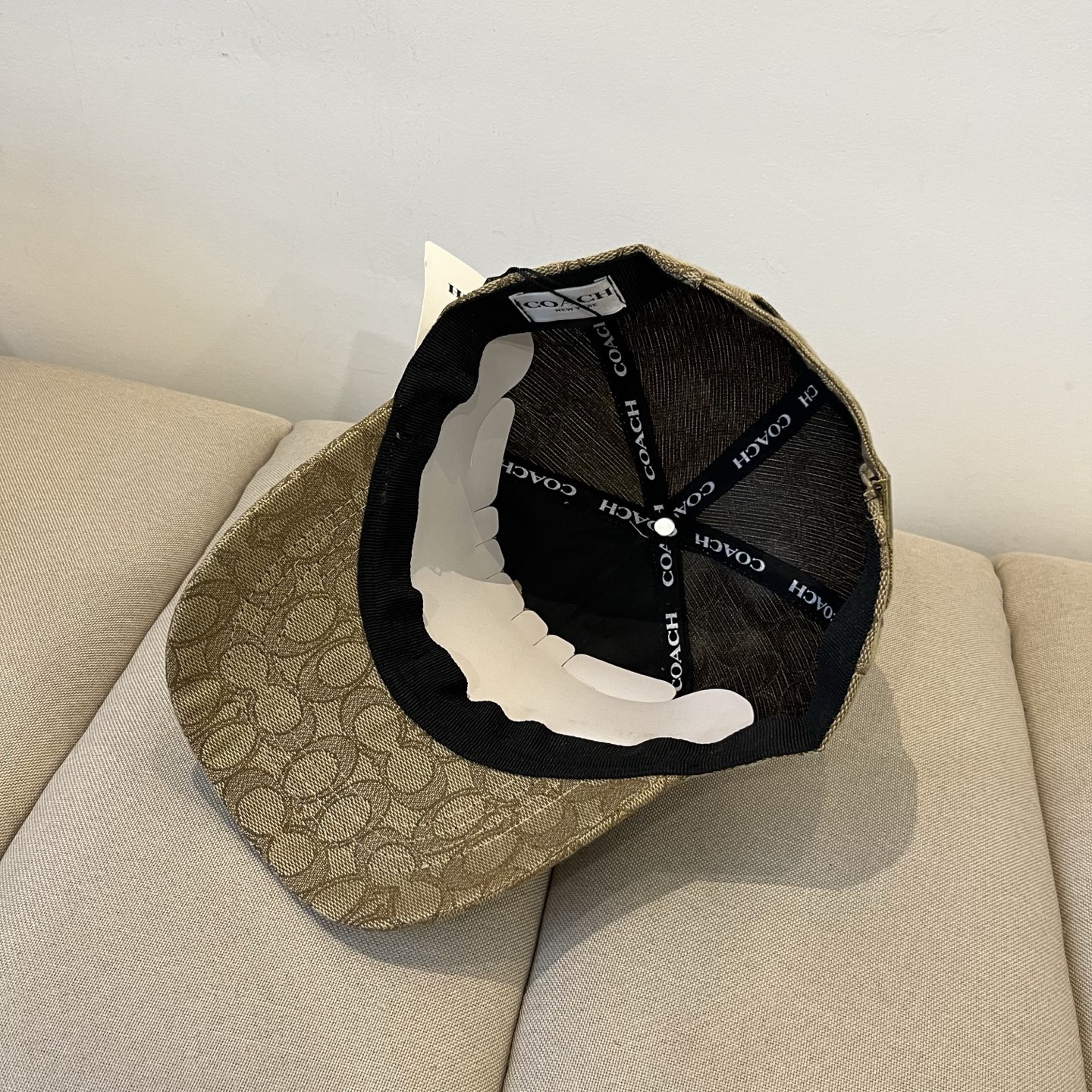 “Coach’s Perfect Baseball Cap: Worth the Investment” - 图片 6