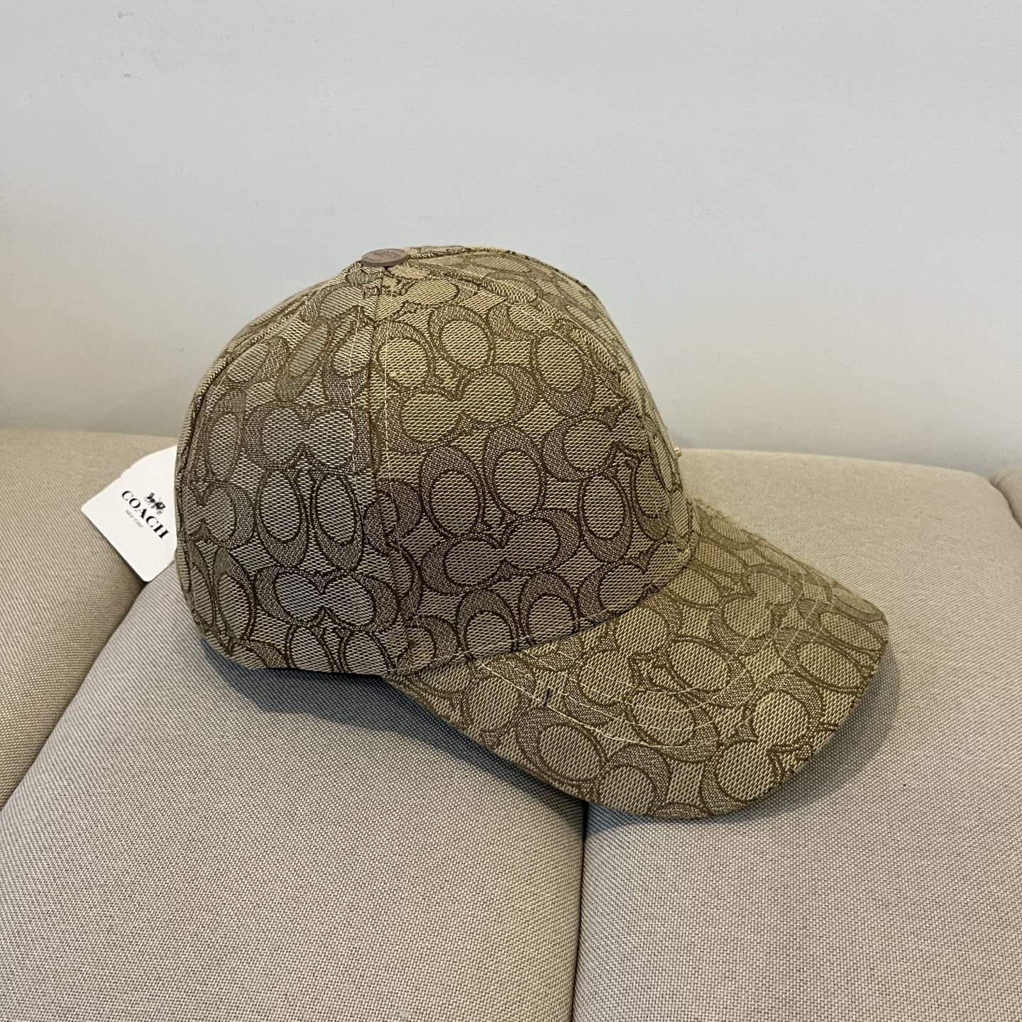 “Coach’s Perfect Baseball Cap: Worth the Investment” - 图片 4