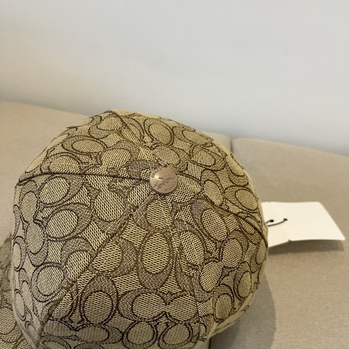 “Coach’s Perfect Baseball Cap: Worth the Investment” - 图片 3
