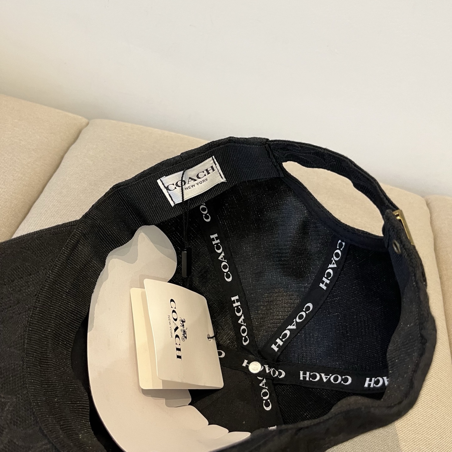 “Premium Baseball Cap by Coach: Perfect and Valuable” - 图片 8