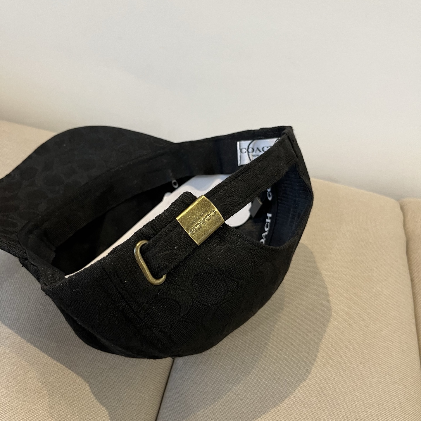 “Premium Baseball Cap by Coach: Perfect and Valuable” - 图片 6