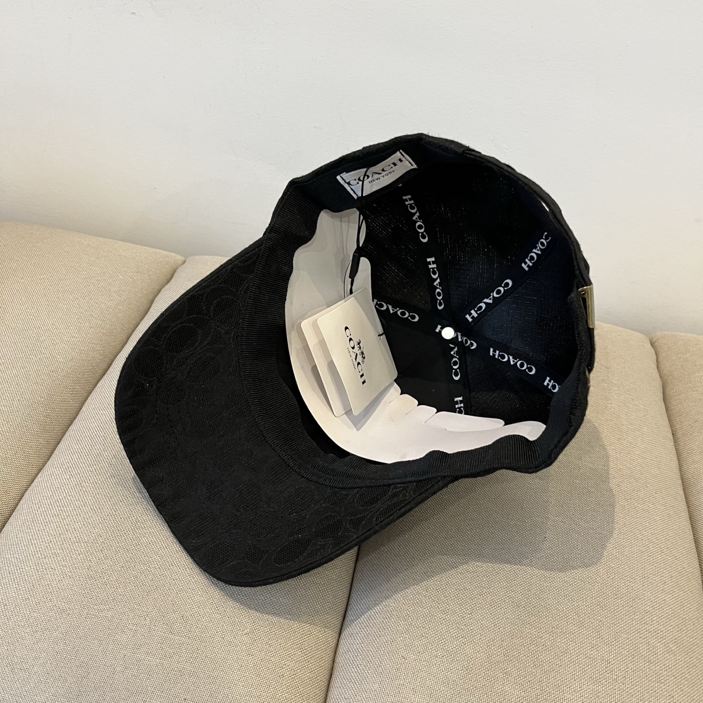 “Premium Baseball Cap by Coach: Perfect and Valuable” - 图片 7