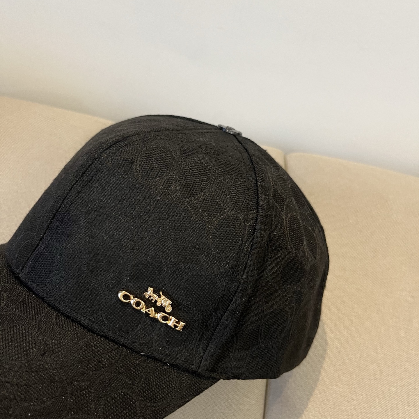 “Premium Baseball Cap by Coach: Perfect and Valuable” - 图片 2