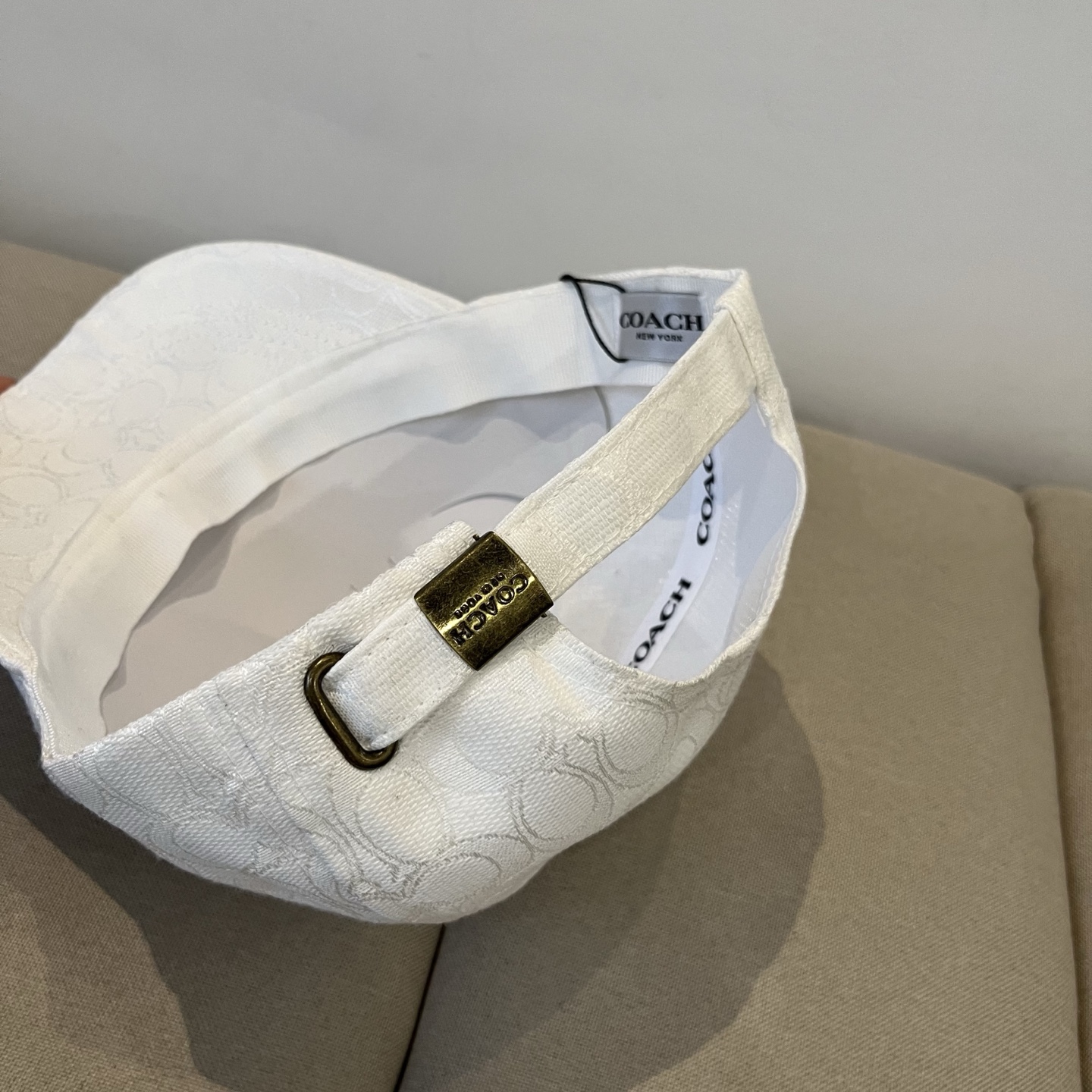 “Premium Baseball Cap by Coach: Perfect and Valuable” - 图片 6