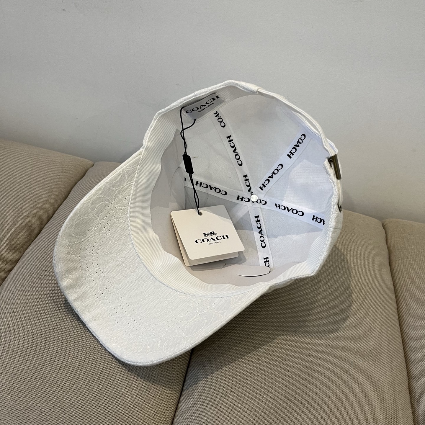 “Premium Baseball Cap by Coach: Perfect and Valuable” - 图片 8