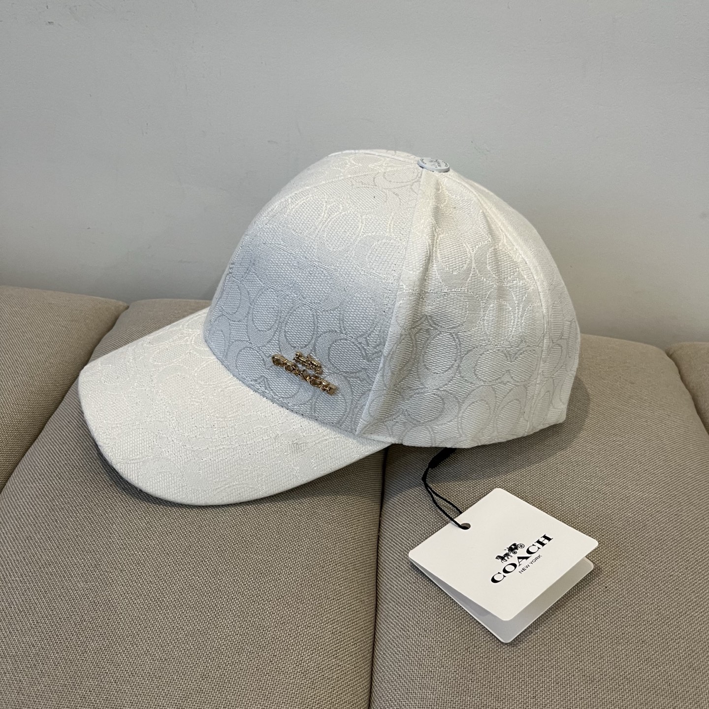 “Premium Baseball Cap by Coach: Perfect and Valuable” - 图片 4