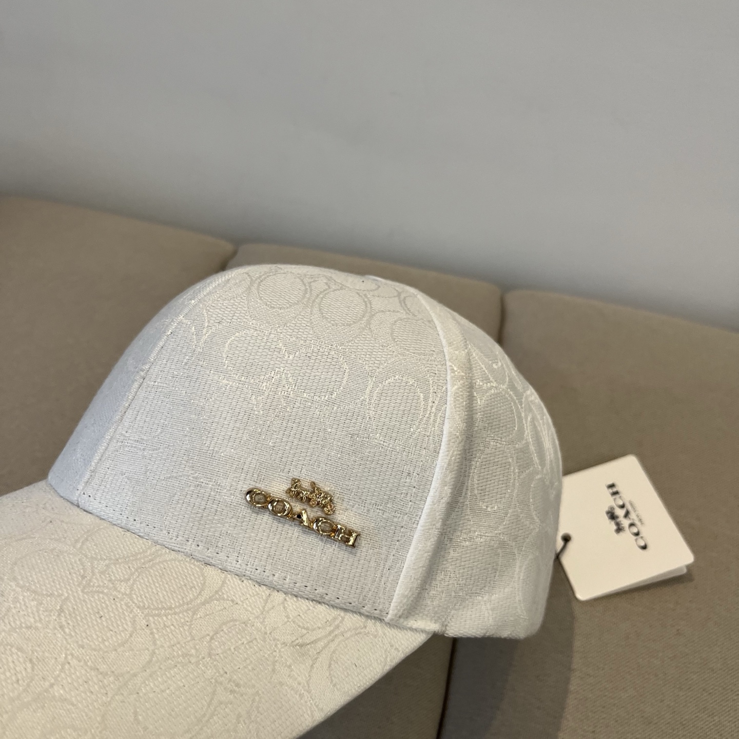 “Premium Baseball Cap by Coach: Perfect and Valuable” - 图片 3