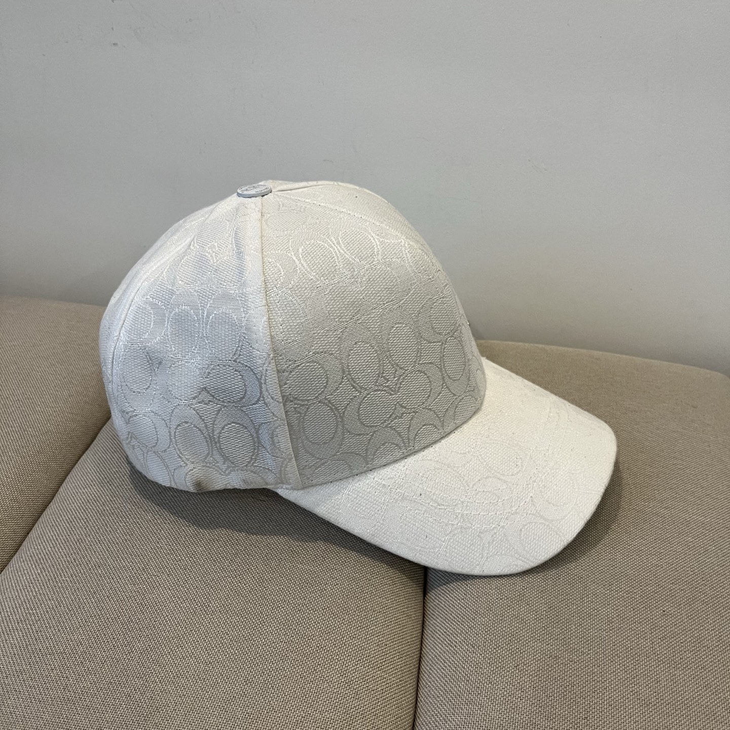 “Premium Baseball Cap by Coach: Perfect and Valuable” - 图片 5