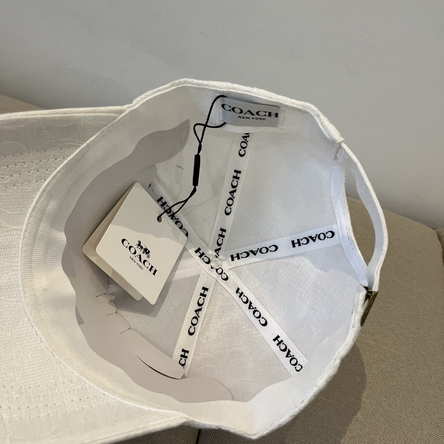 “Premium Baseball Cap by Coach: Perfect and Valuable” - 图片 7