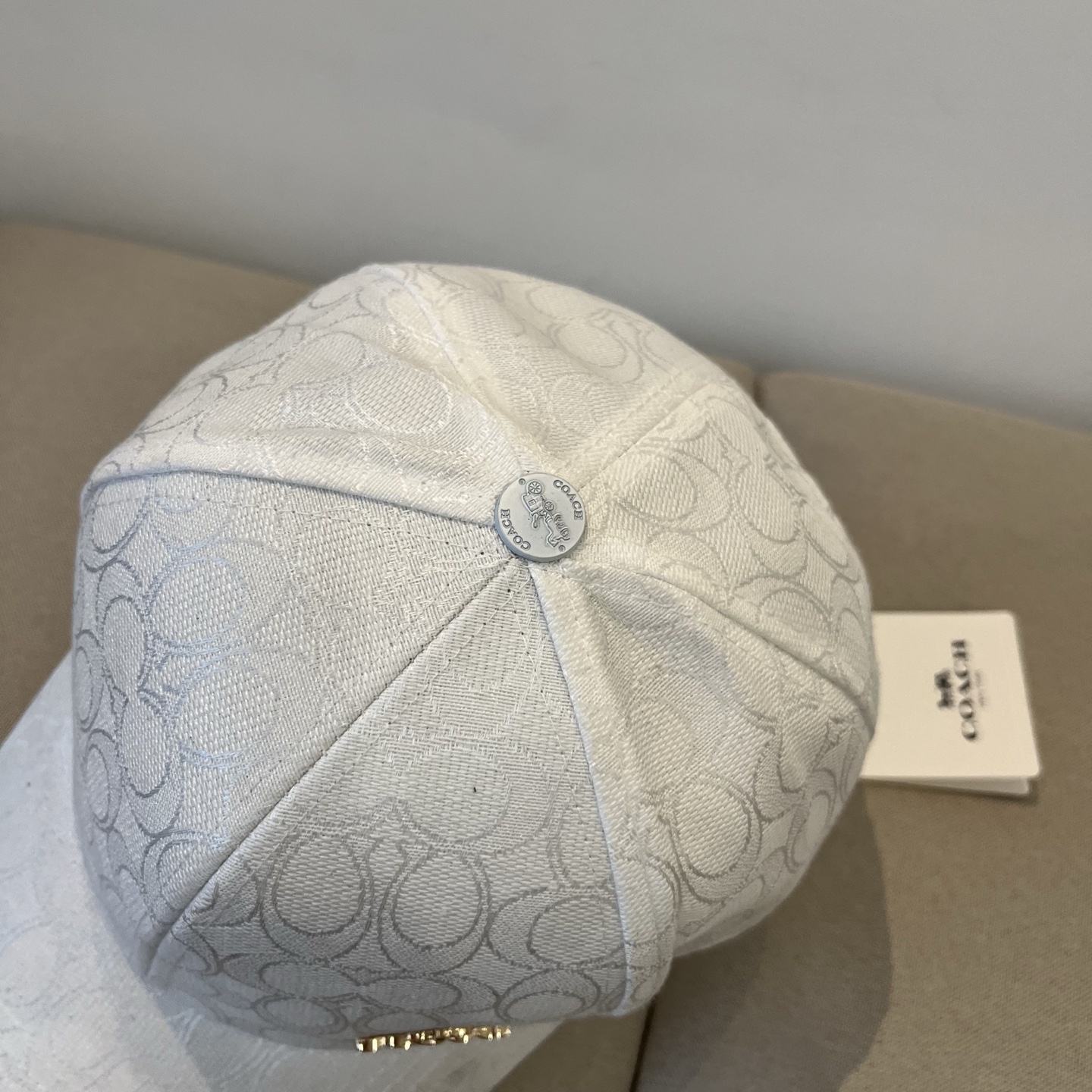“Premium Baseball Cap by Coach: Perfect and Valuable” - 图片 2