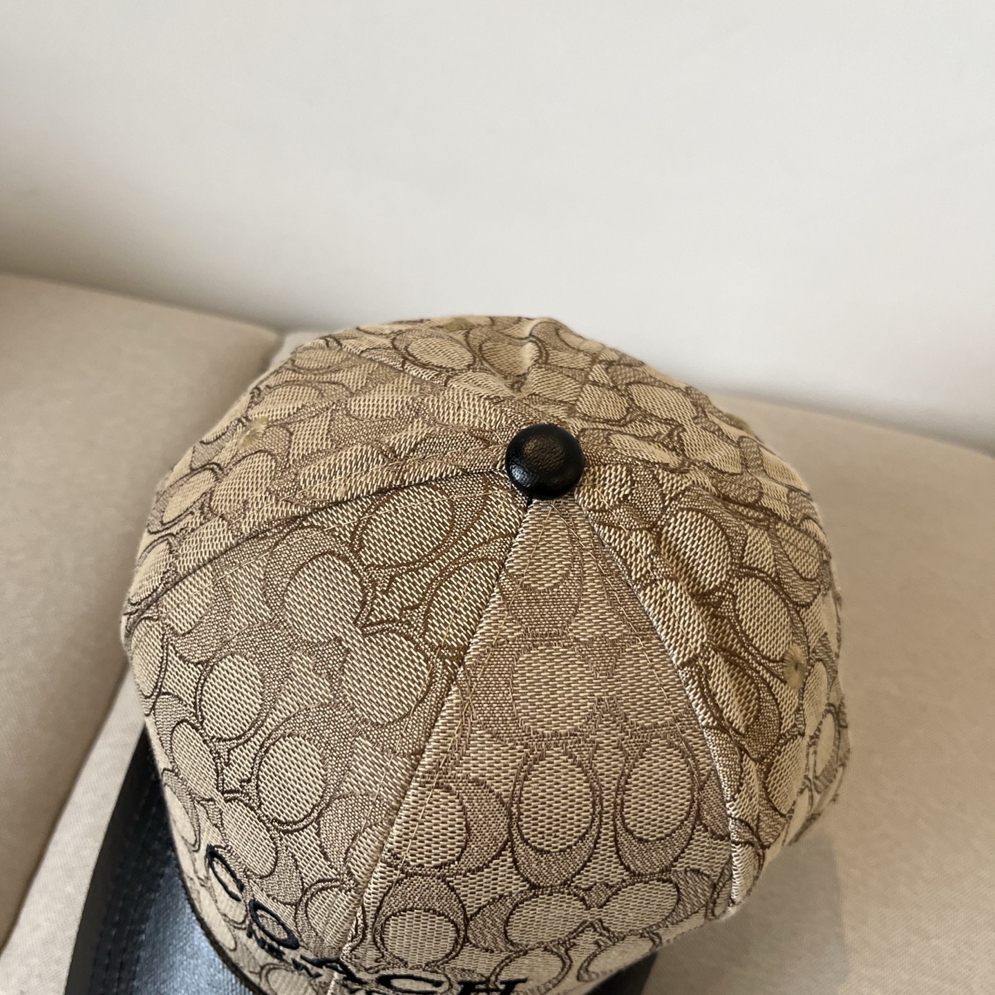 “Premium Baseball Cap by Coach: Perfect and Valuable” - 图片 3